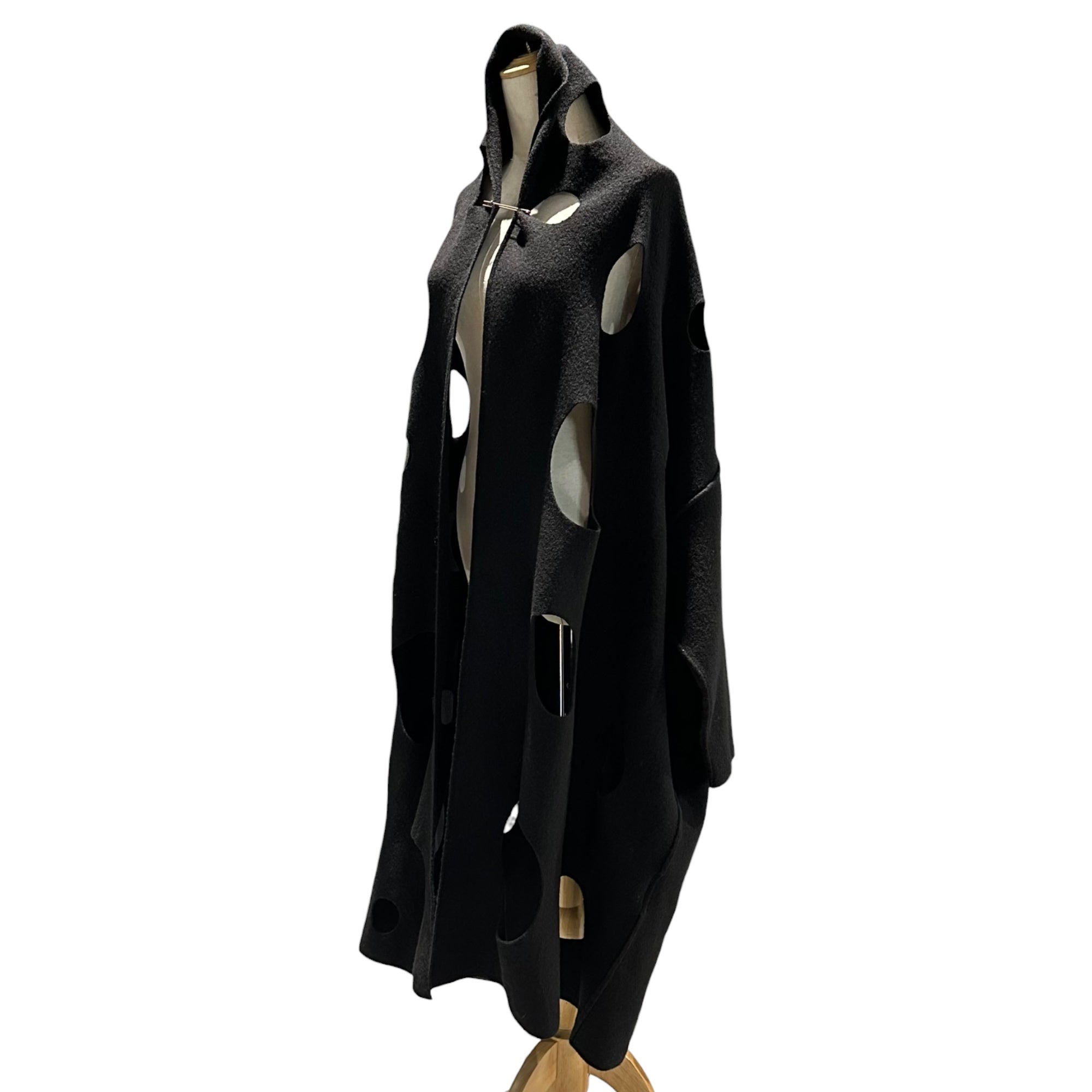 COMME des GARCONS(コムデギャルソン) 2002SS Cut-Out Wool Cape 穴あき ウール ケープ GE-N004 FREE ブラック AD2001 ガウン ジャケット コート ニット
