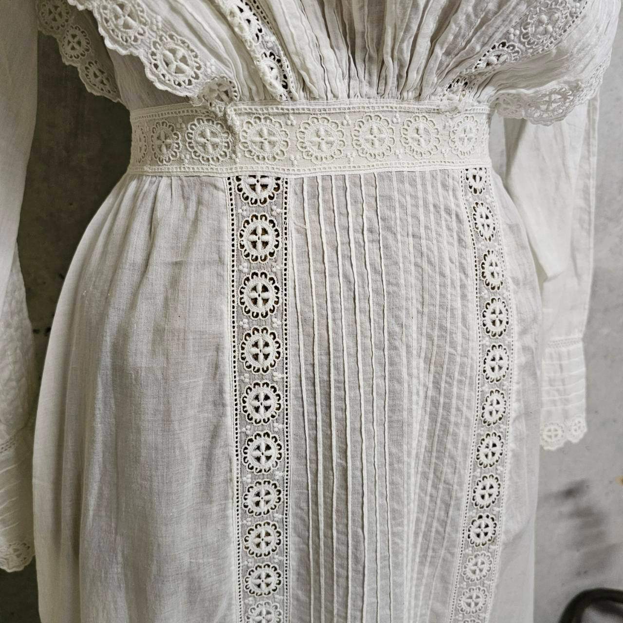 Euro antique(ヨーロッパアンティーク) 10's~Victorian cotton standcollar long onepiece コットンのスタンドカラーとレースのロング丈ドレス ワンピース ウエスト:約56cm、着丈:約135cm/各所にダメージ有 ホワイト