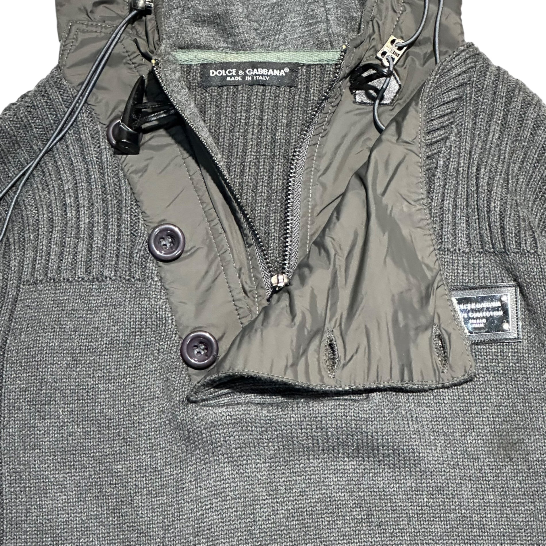 DOLCE&GABBANA(ドルチェ&ガッバーナドルガバ) Logo plate mixed material switching half zip knit ロゴプレート 異素材 切替 ハーフ ジップ ニット グレー