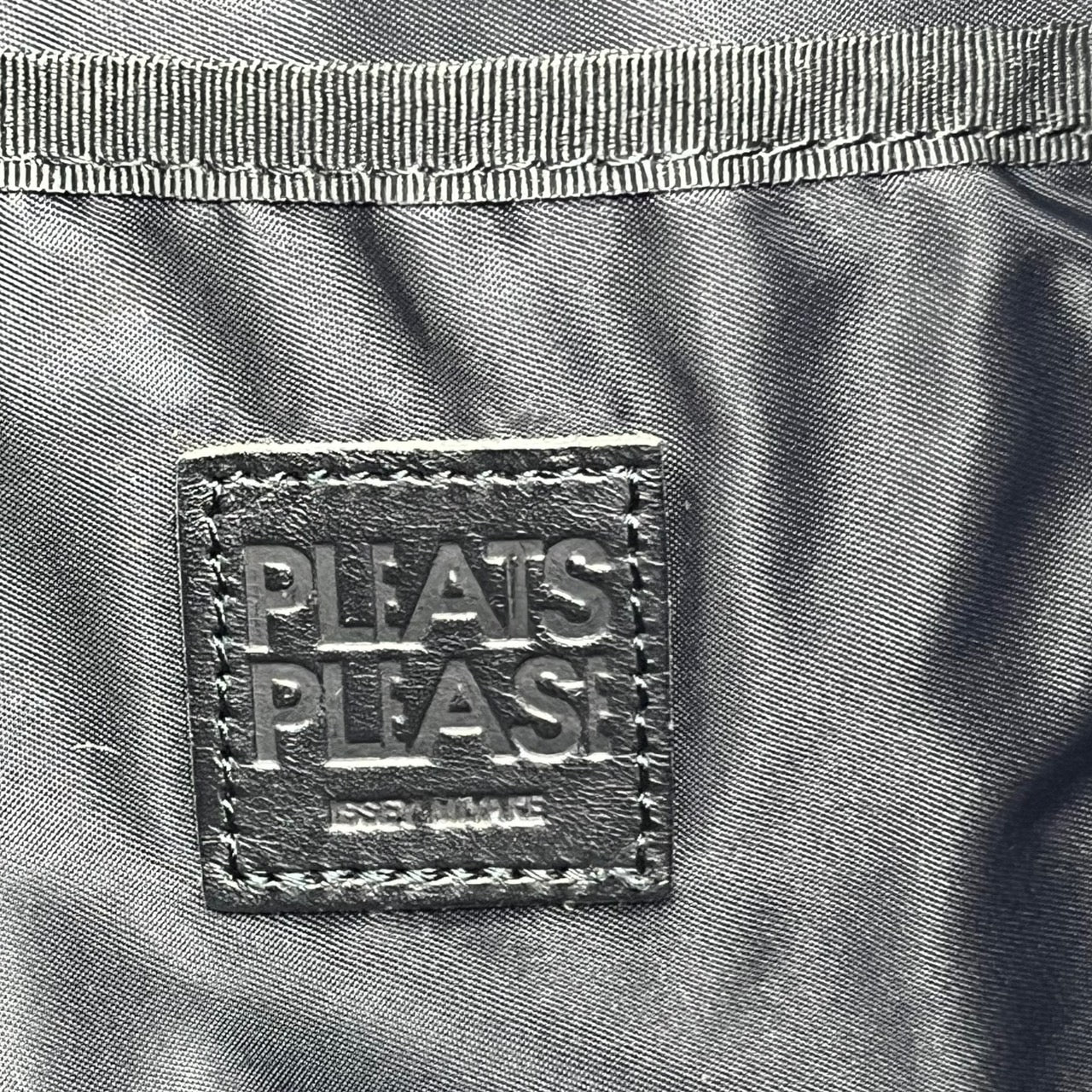 PLEATS PLEASE(プリーツプリーズ) 初期バオバオメッセンジャーバッグ/ショルダーバッグ (小) シルバー