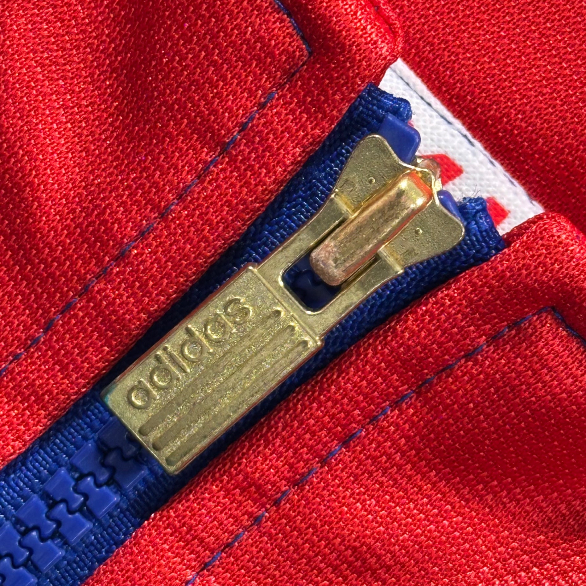 adidas(アディダス) The Joy of Johor Bahru: 1997–98 France World Cup Japan National Team Jersey ジョホールバルの歓喜 97年-98年 フランス ワールドカップ 日本代表 ジャージ AQ-2731 JASPO O トリコロール ファイヤーパターン デサント社製 トラックジャケット レプリカ品