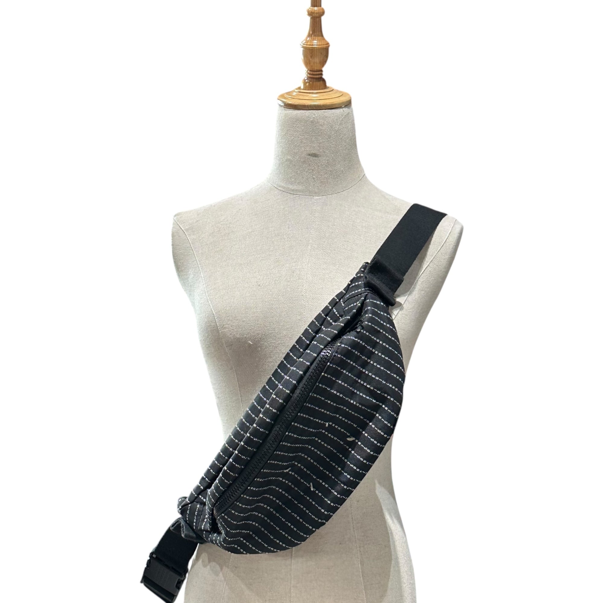 MAISON MARGIELA(メゾンマルジェラ) 20AW Logo Pinstripe Body Bum Bag ロゴ ピンストライプ ボディ バムバッグ S55WB0010 P3533 ブラック×ホワイト ⑪ライン