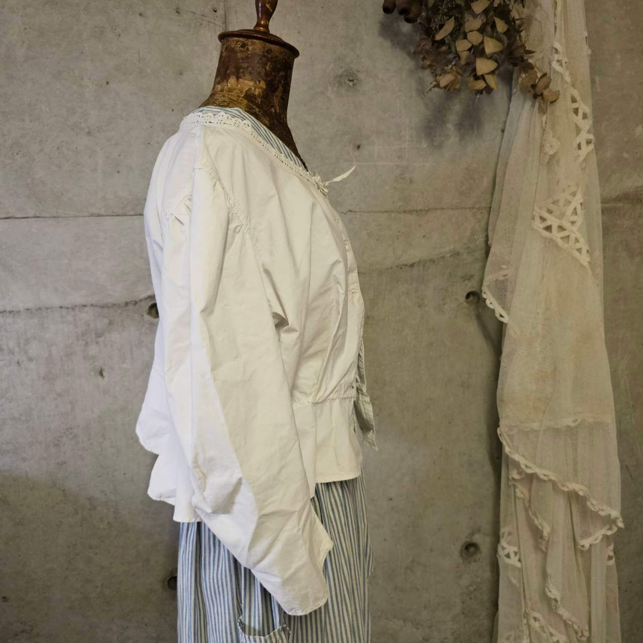 Euro antique(ヨーロッパアンティーク) 1900's~ puff sleeve drawstring neckline white cotton blouse ホワイトコットンのパフスリーブなドローストリングブラウス 表記無し(M~L程度) ホワイト 推定1900年代以降