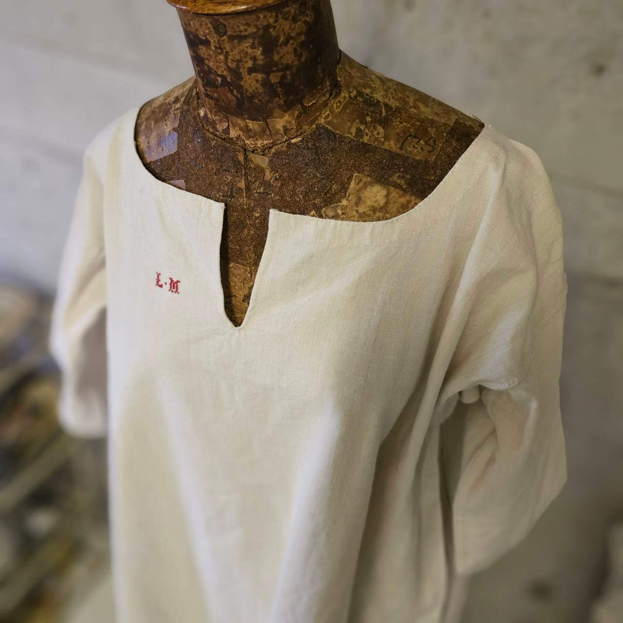 Euro antique(ヨーロッパアンティーク) france 手織りリネンとモノグラム刺繍の物語的ワンピース 表記無し(L~程度) アイボリー