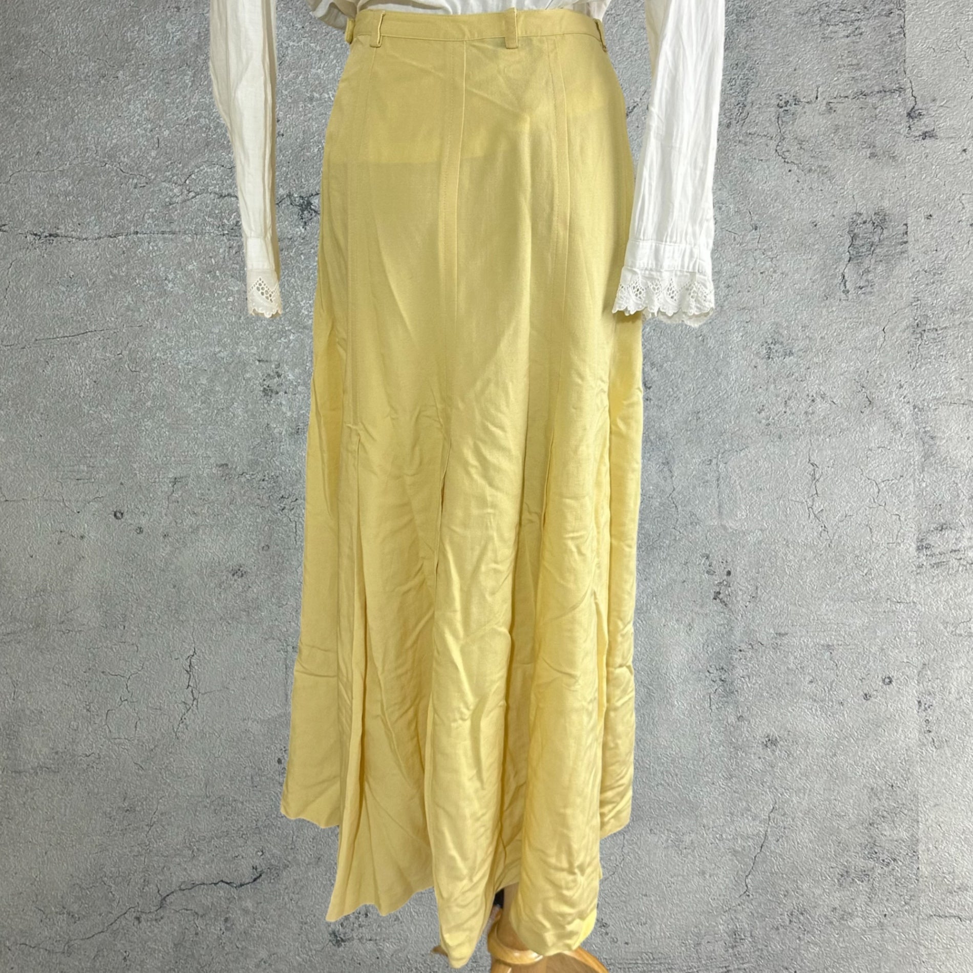 Euro vintage(ヨーロッパヴィンテージ) 【Made in France 】pale yellow box pleated long skirt 淡いイエローのボックスプリーツロングスカート Mサイズ程度 / レーヨン×ポリエステル×リネン混 イエロー