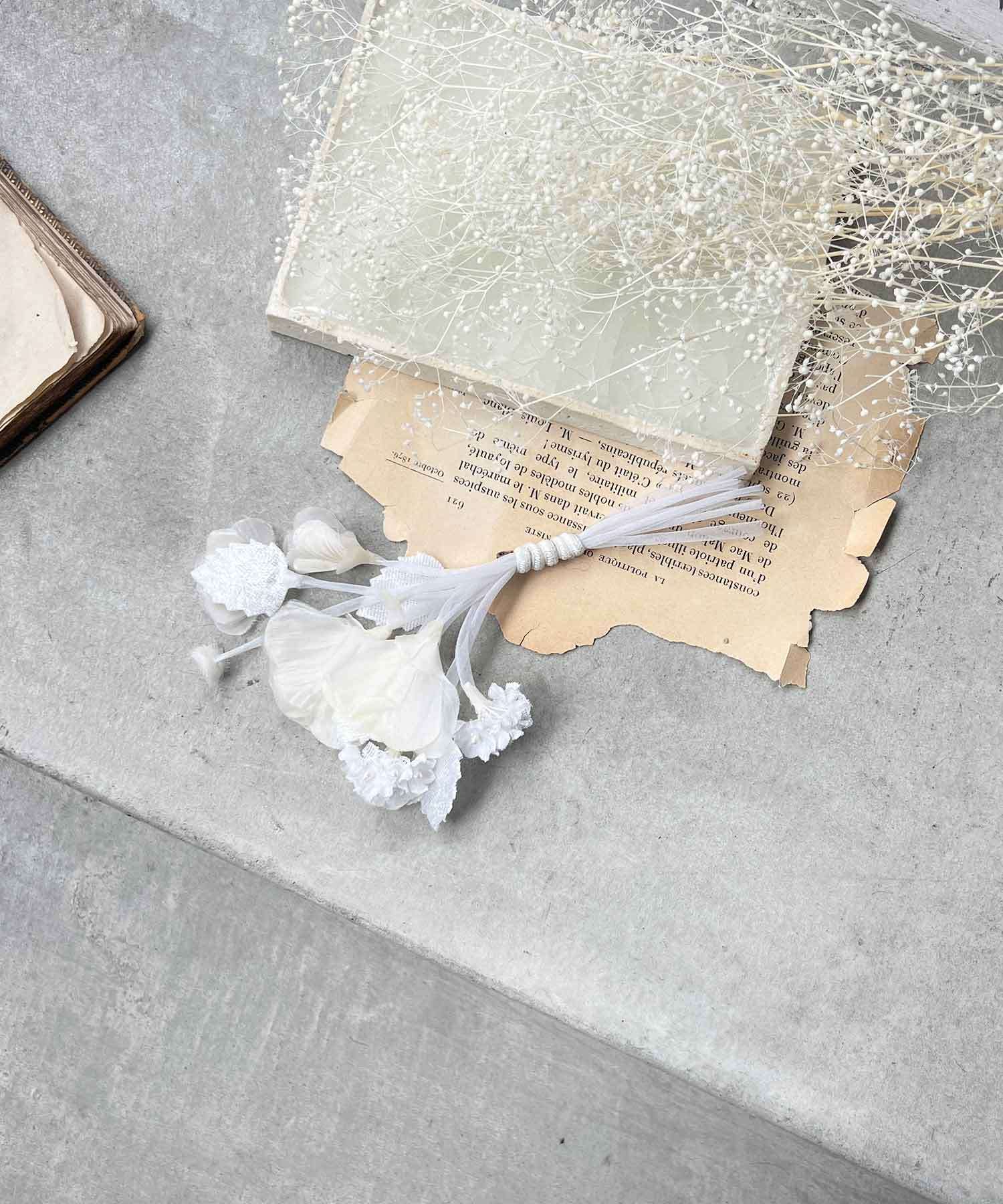 m.soeur(エムスール) リーフとスイートピーのブローチ 3476-WH ホワイト