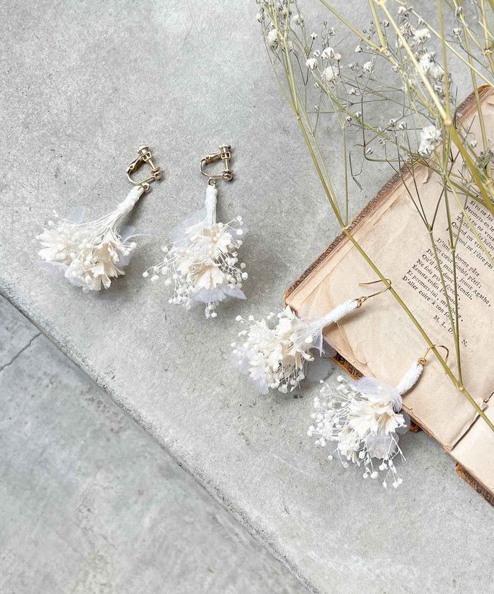 m.soeur(エムスール) かすみ草と撫子のブーケピアス 3512-P ホワイト