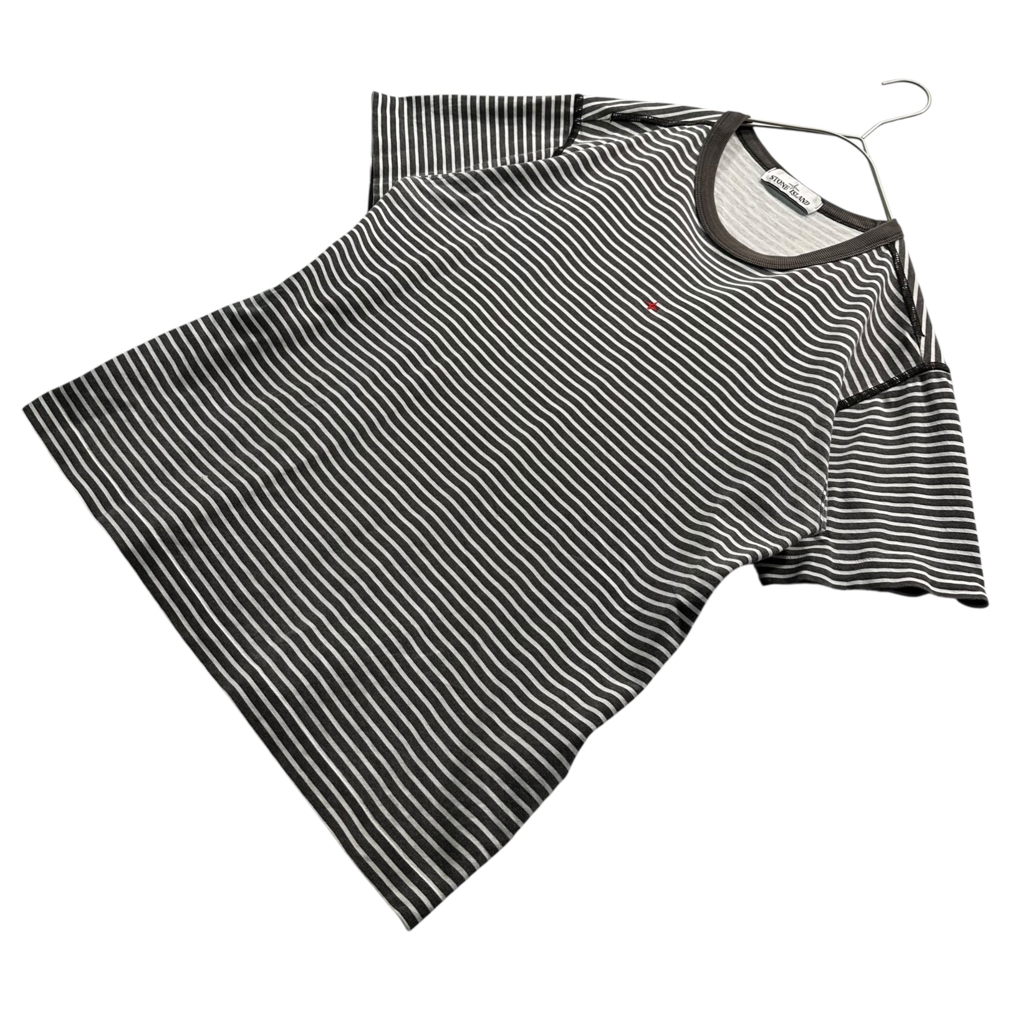 STONE ISLAND(ストーンアイランド) Chest-Embroidered Striped Crew Neck T-Shirt 胸ワンポイント ボーダー クルーネック Tシャツ 184 760 825 670 M グレー×ホワイト