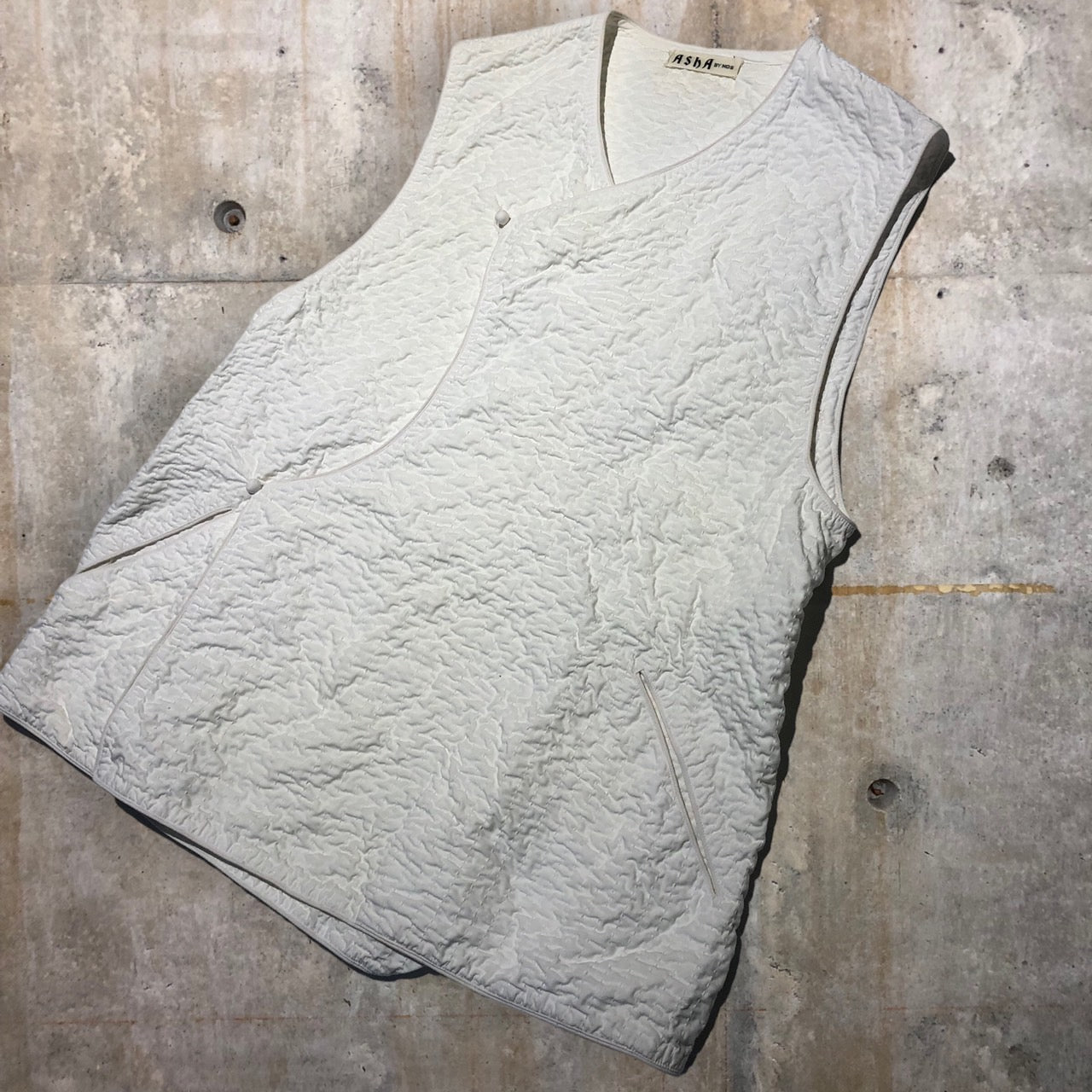 ASHA BY MDS(アシャバイエムディーエス) 96SSインド綿シワ加工キルティングベスト PE62-FE706 M ホワイト ISSEY MIYAKE(イッセイミヤケ)ライン