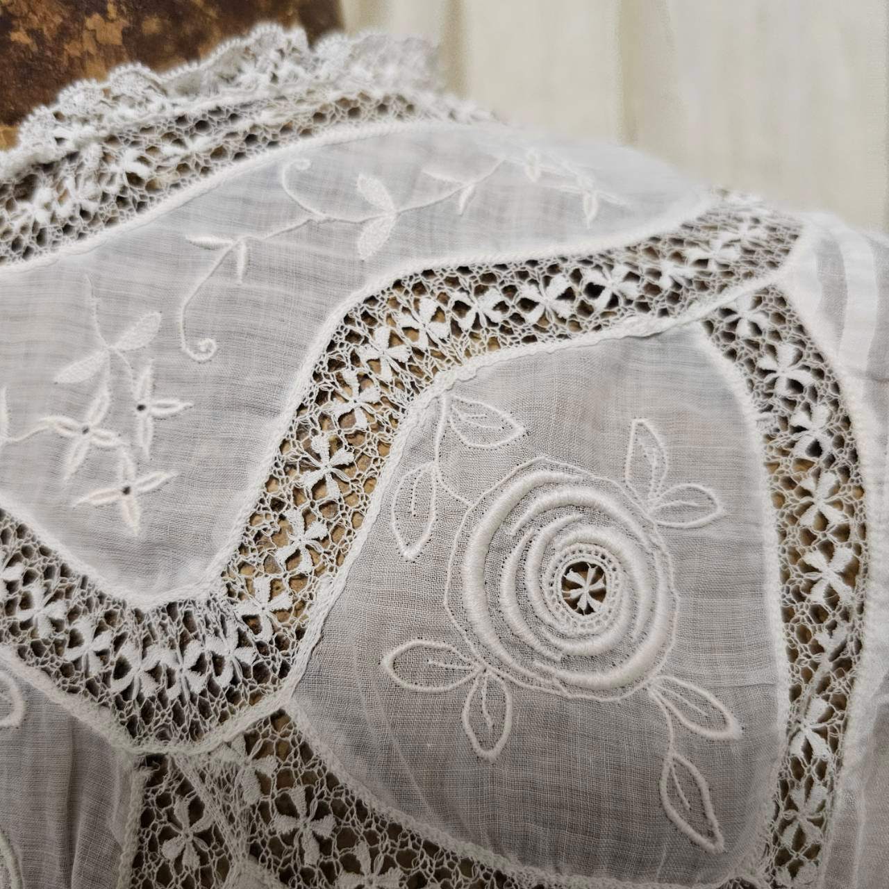 Euro antique(ヨーロッパアンティーク) 20's~handwork made lace and embroidery long sleeve blouse ハンドレースと刺繍のアンティークブラウス S~M程度 ホワイト