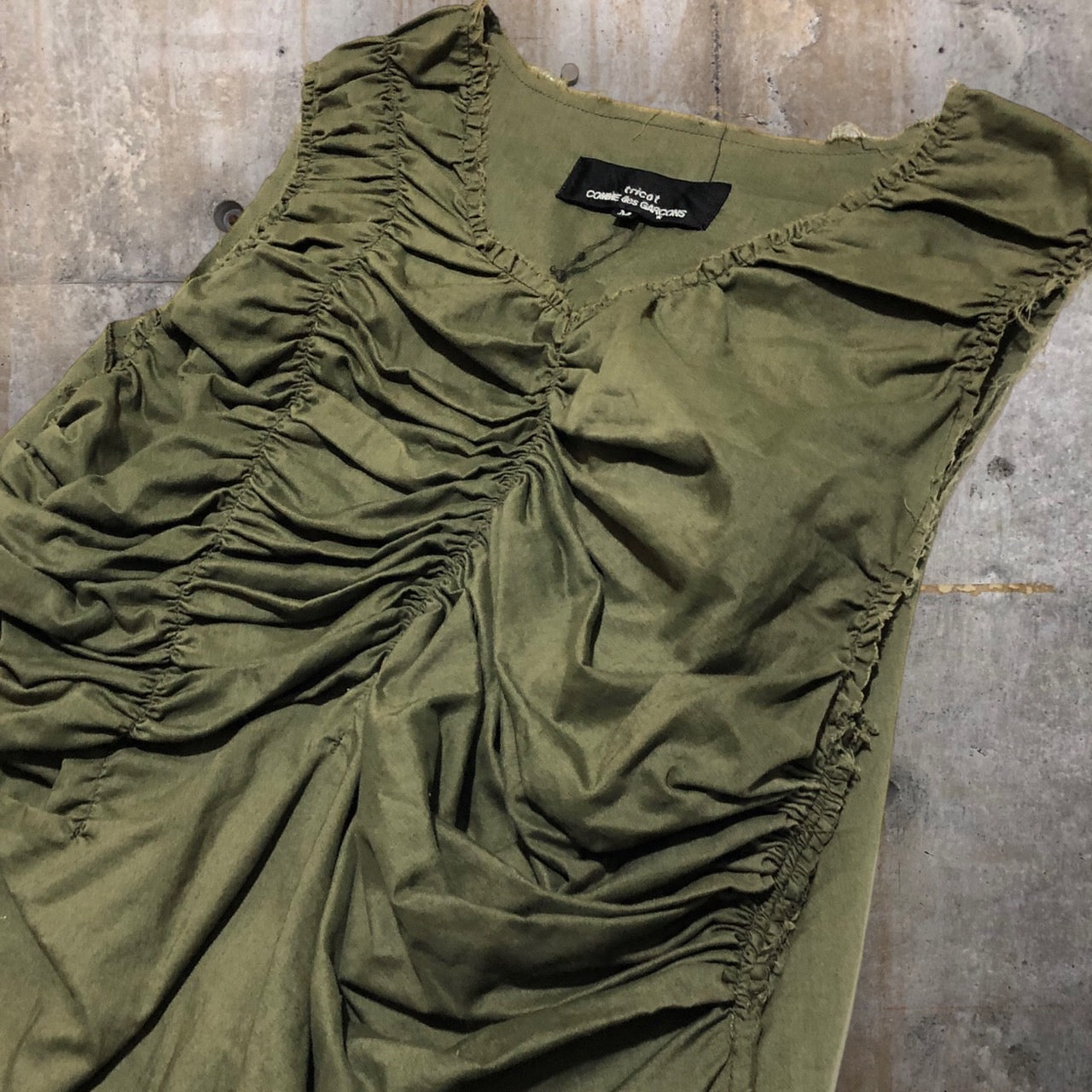 tricot COMME des GARCONS(トリココムデギャルソン) 03SS gathered sleeveless blouse ギャザーノースリーブ ブラウス TI-B004 SIZE M カーキ AD2002