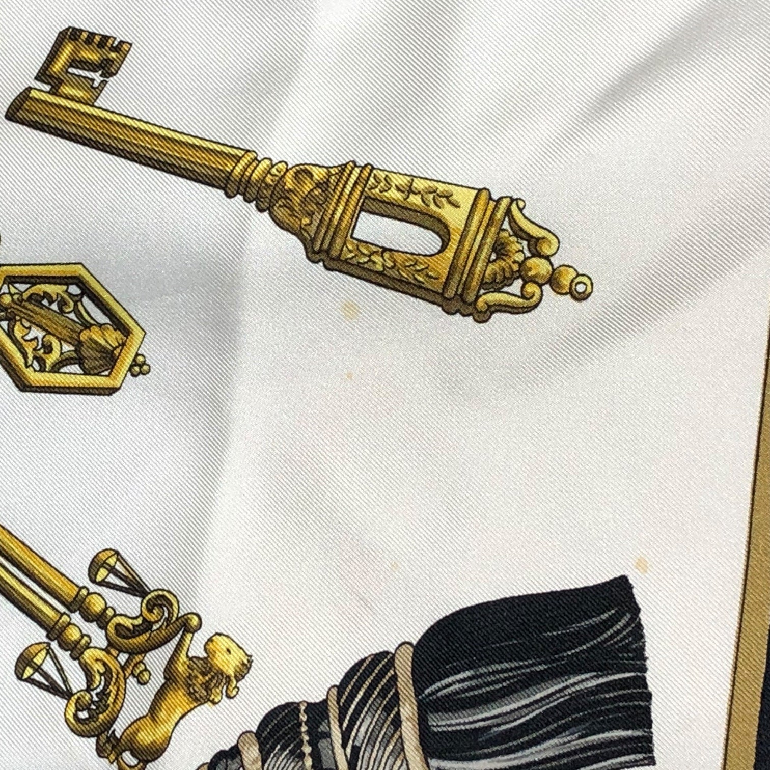 HERMES(エルメス) Carres 90 ”LES CLES THE KEYS RARE” カレ 90 ブラック×ホワイト×ゴールド シルクスカーフ 鍵柄 フランス製 シルク100%