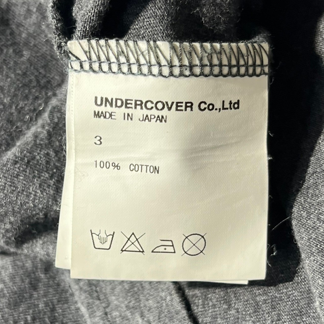 UNDERCOVERISM(アンダーカバーイズム) Knitted print 'U' logo crew neck T-shirt ニット編み プリント 「U」 ロゴ クルーネック Tシャツ 3(M~L) チャコールグレー×レッド