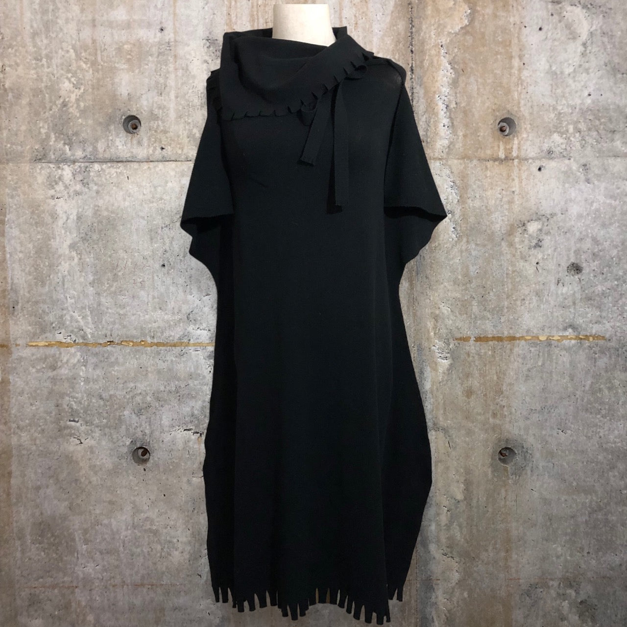 ISSEY MIYAKE FETEI(イッセイミヤケフェット) 07AW変形スリーブフリンジワンピース IF73KG534 2(Mサイズ) ブラック 平面パターン