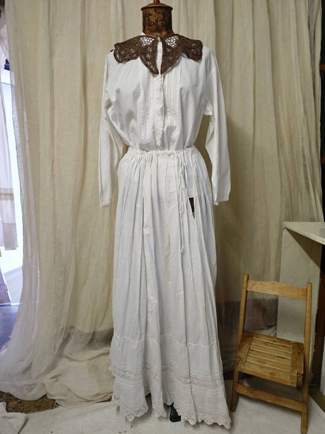 Euro antique(ヨーロッパアンティーク) white cotton red HV initials crochet lace ruffle hem long petit coat skirt イニシャル刺繍と手仕事レース裾デザインのホワイトコットンロングスカート 表記無し(S~M程度) ホワイト about 1890∼1910's