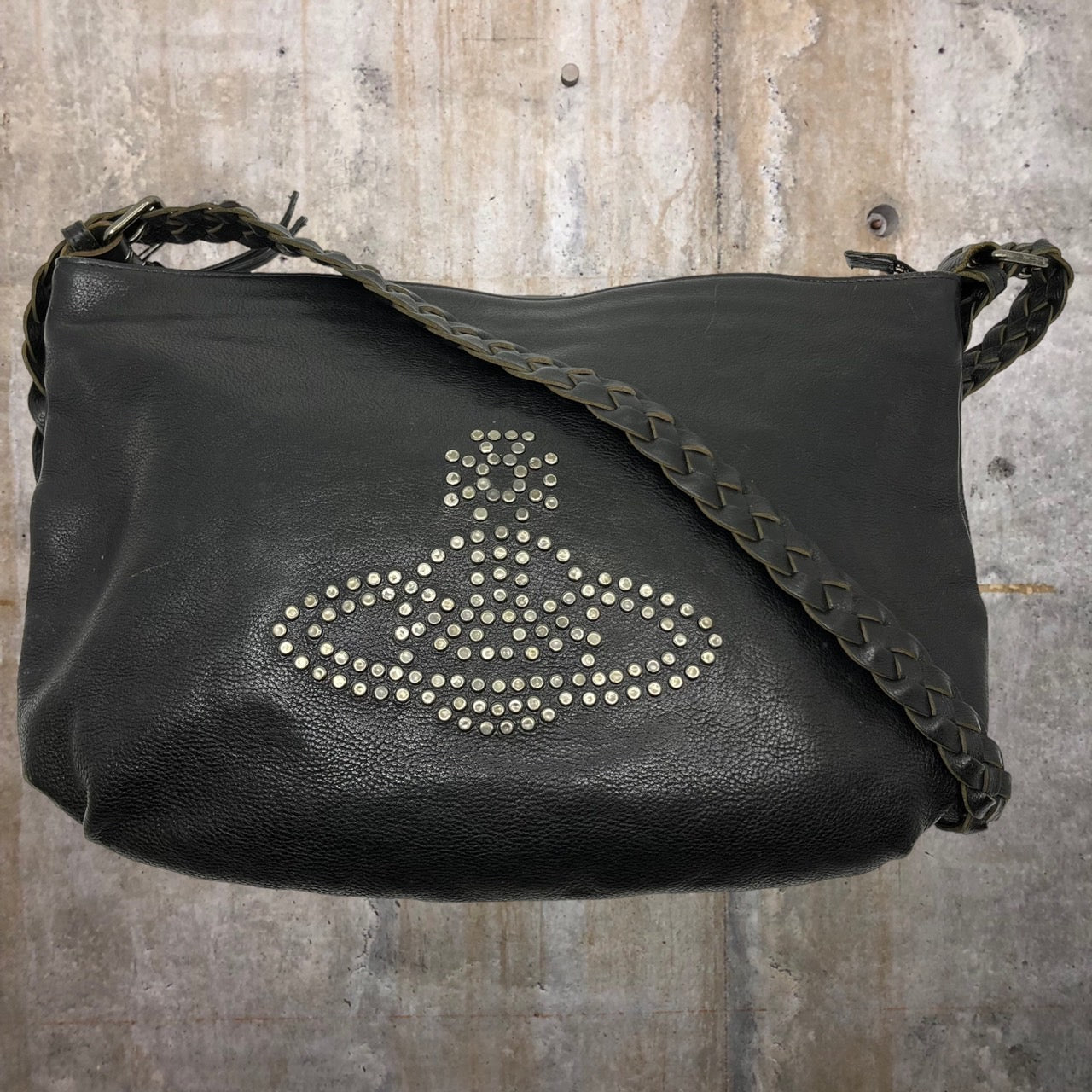 Vivienne Westwood(ヴィヴィアンウエストウッド) orb studs leather shoulder bag/オーブスタッズレザーショルダーバッグ ブラック