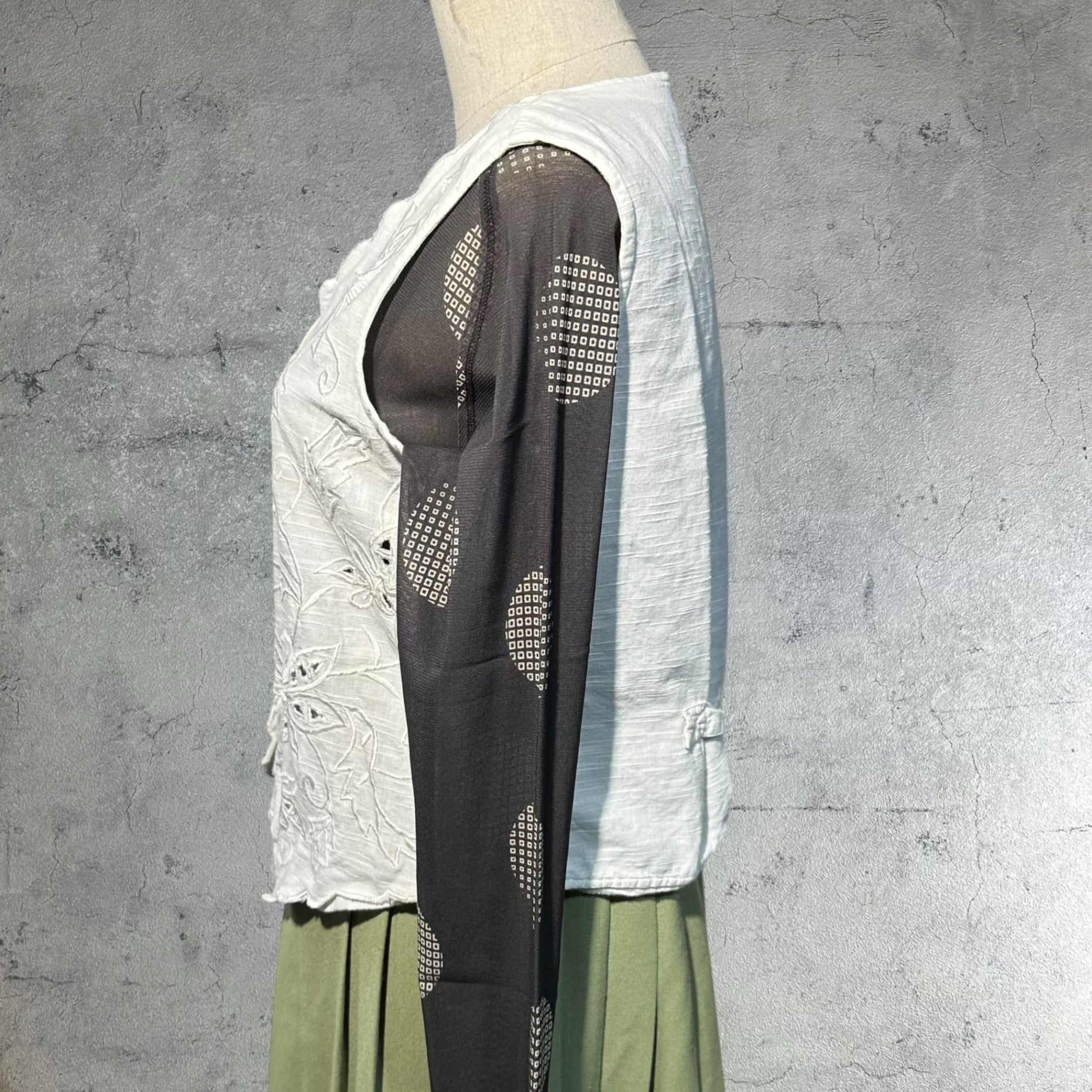 vintage(ヴィンテージ) leaf and flower stich vest blouse リーフと花刺繍のカットワークレース前開きベスト ブラウス 表記無し(Mサイズ程度) ホワイト