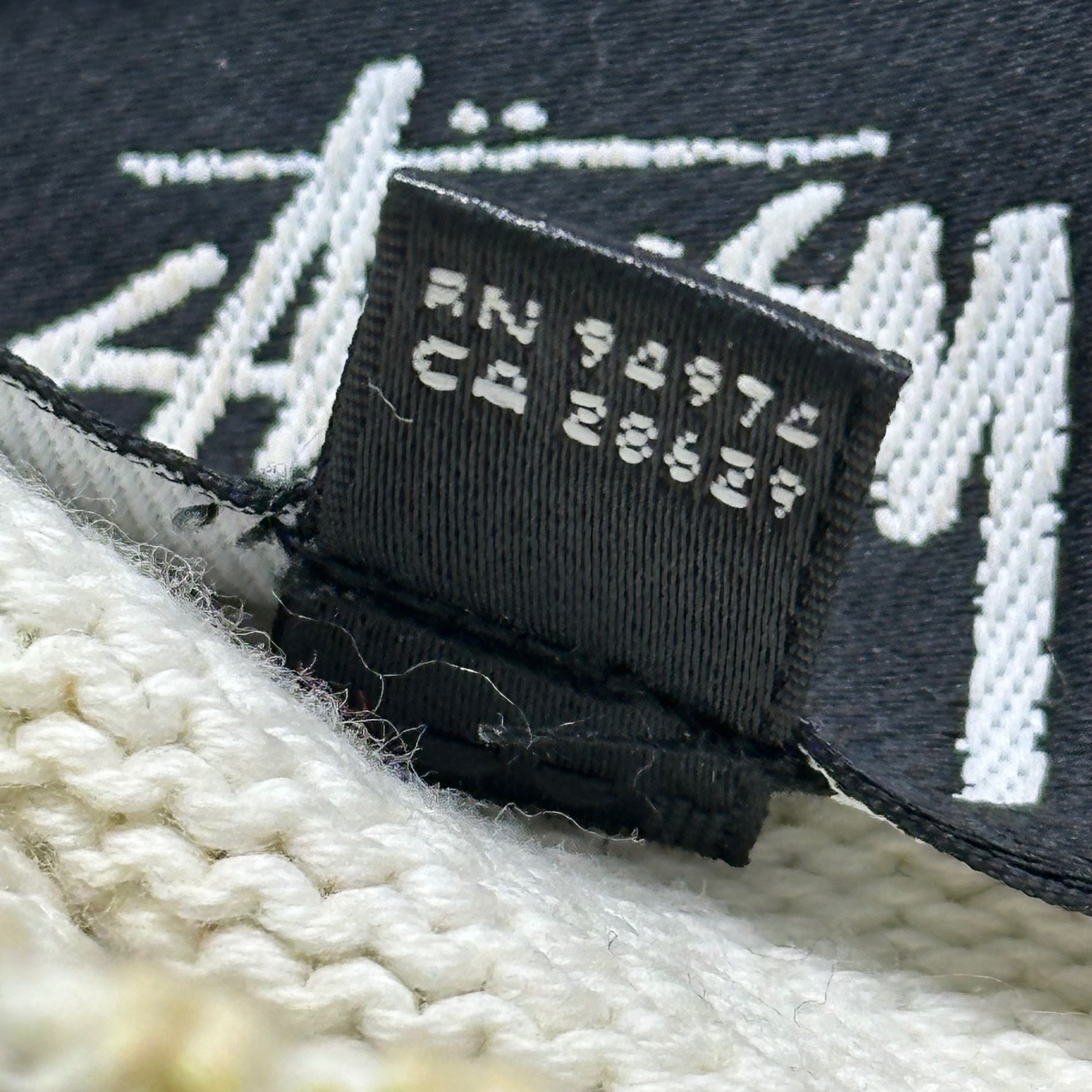 STUSSY(ステューシー) Peter Tosh Print Sweater ピーター トッシュ プリント セーター 117145 S アイボリー×マルチカラー