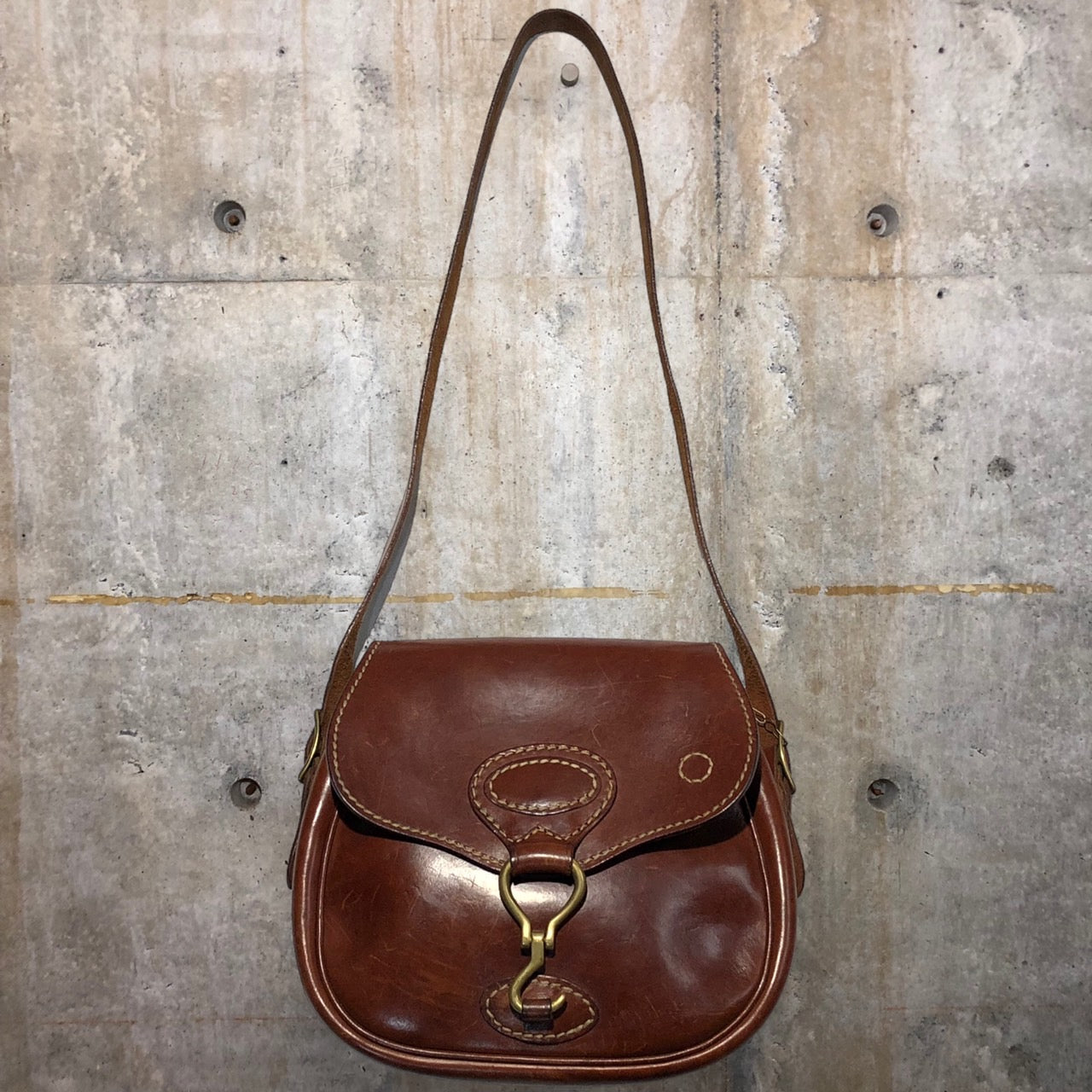 ISAIAH KINCAID(イザヤキンケイド) ヴィンテージ真鍮バックルレザーショルダーバッグ ブラウン イタリア製 厚革