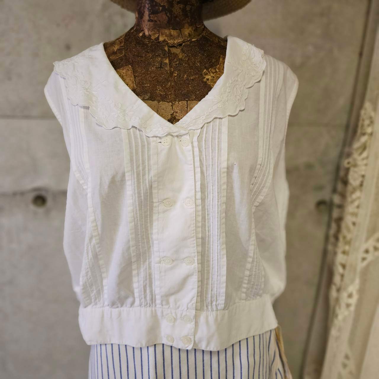 Euro vintage(ヨーロッパヴィンテージ) 70's~embroidered big collar V-neck sleeveless white cotton blouse 大きな刺繍襟のホワイトコットンブラウス ベスト 3(M~L程度) / 微細なシミ有 ホワイト