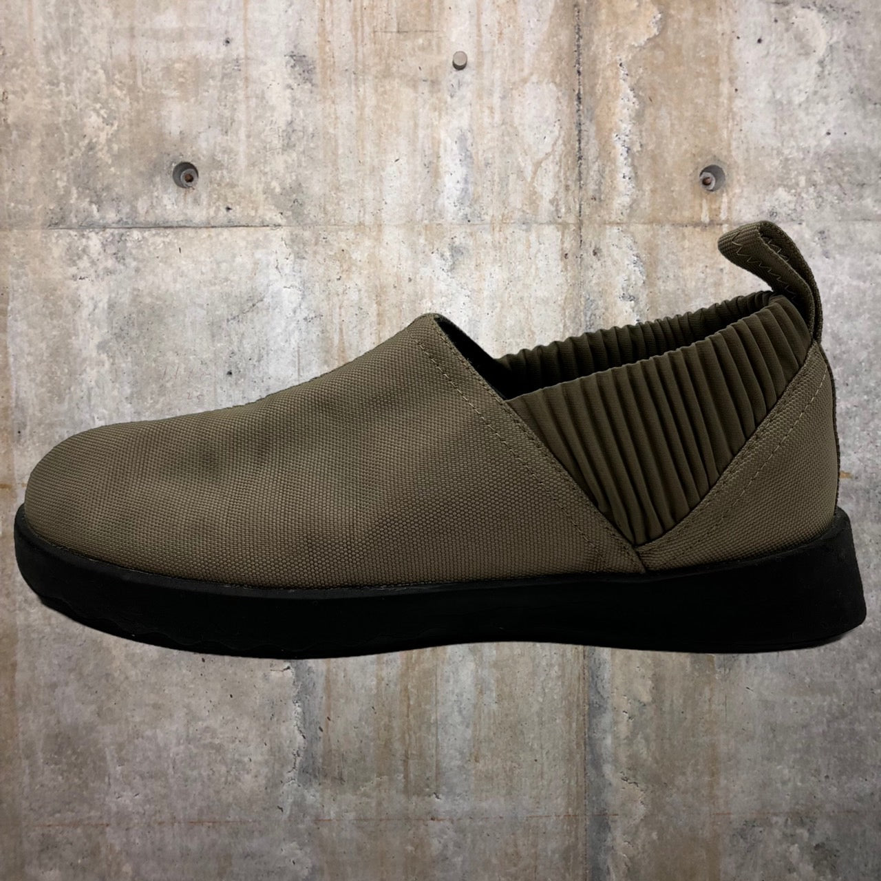 HOMME PLISSE ISSEY MIYAKE(オムプリッセイッセイミヤケ) サイドプリーツスリッポン HP01AJ518 26 カーキ