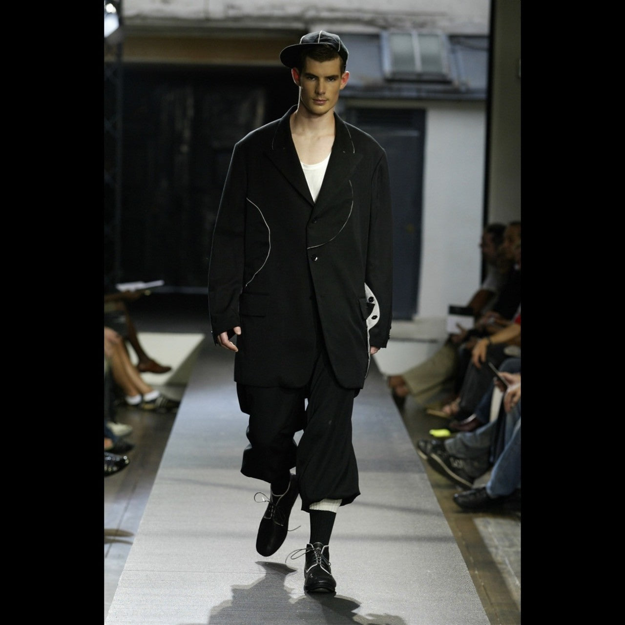 YOHJI YAMAMOTO POUR HOMME(ヨウジヤマモトプールオム) 06SS Baseball Period Piping Big Flap Pockets Design Long Tailored ベースボール期 パイピング ビッグ フラップ ポケット デザイン ロング テーラード ジャケットJacket HR-J36-232 2(M程度) ブラック 2006SSコレクション LOOK37 着用アイテム