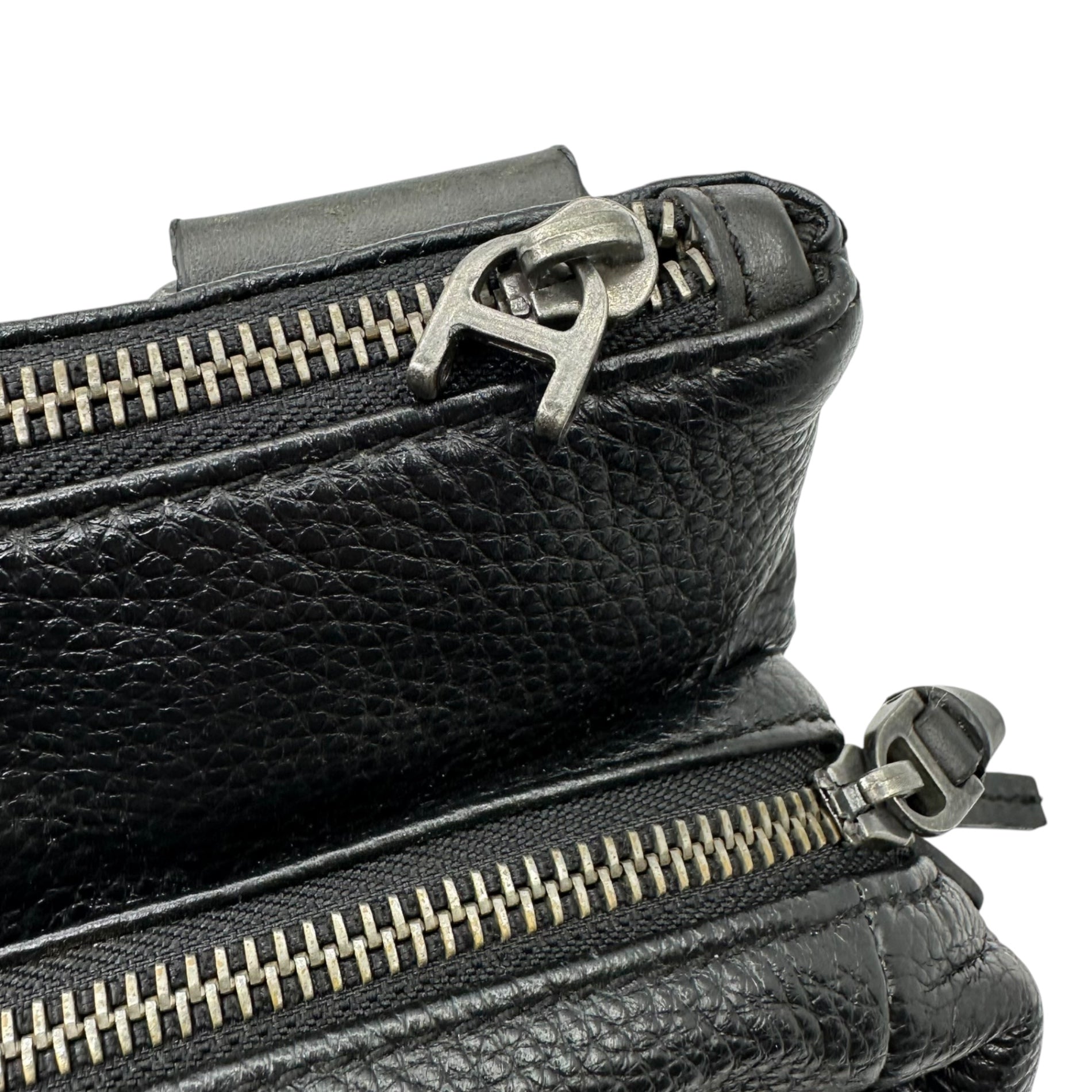 DOLCE&GABBANA(ドルチェ&ガッバーナドルガバ) Grained leather 3-zip shoulder bag シボ革 レザー 3ジップ ショルダー バッグ ブラック サコッシュ