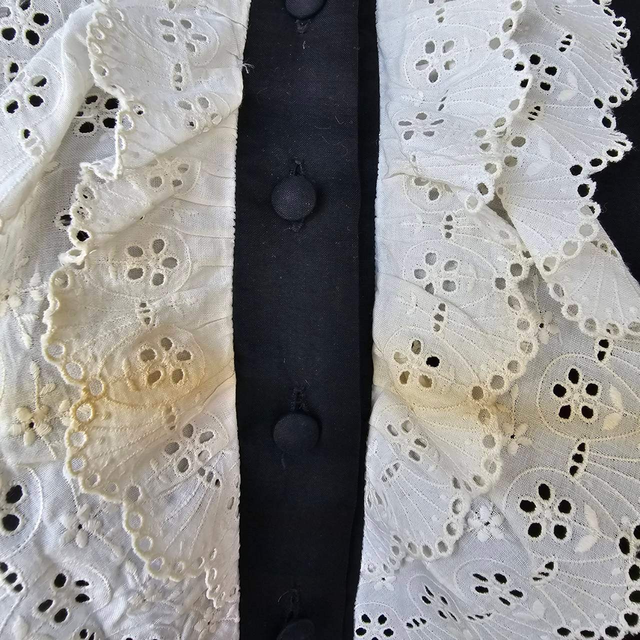 Euro vintage(ヨーロッパヴィンテージ) 60’s~black white cutwork frill lace classic cotton blouse クラシカルなフリルレースの長袖ブラウス M~L程度/シミ有 ホワイト×ブラック
