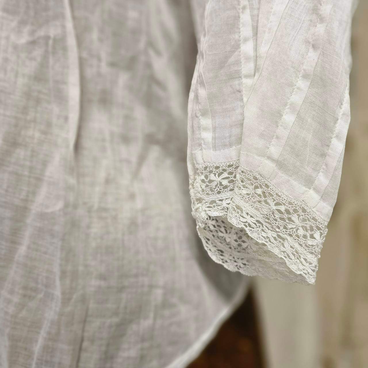 Euro antique(ヨーロッパアンティーク) 20's~handwork made lace and embroidery long sleeve blouse ハンドレースと刺繍のアンティークブラウス S~M程度 ホワイト