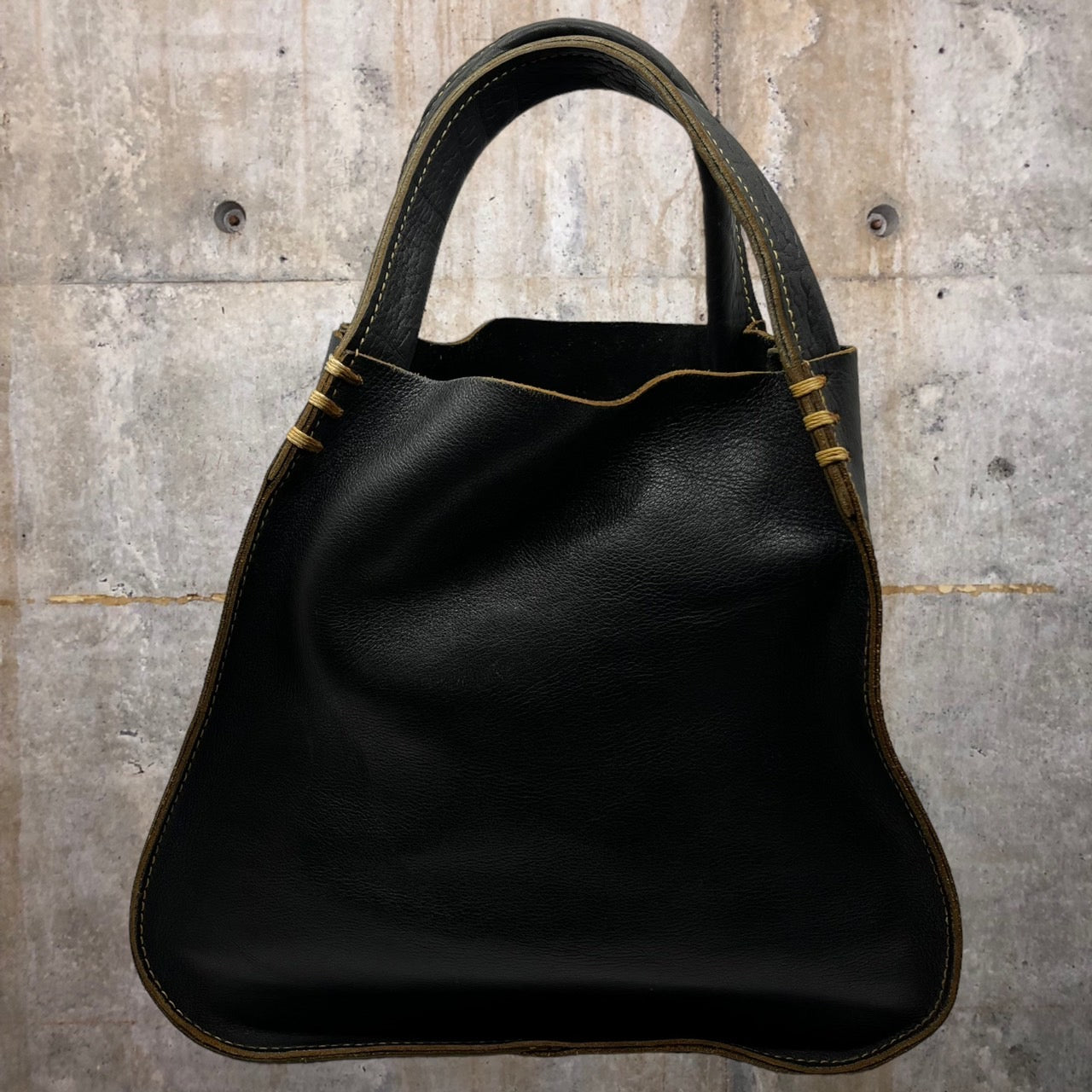 i.s. ISSEY MIYAKE(アイエス イッセイミヤケ) 80's leather triangle tote bag/レザートートバッグ IS33-AG005 ブラック 厚手 IS 80s