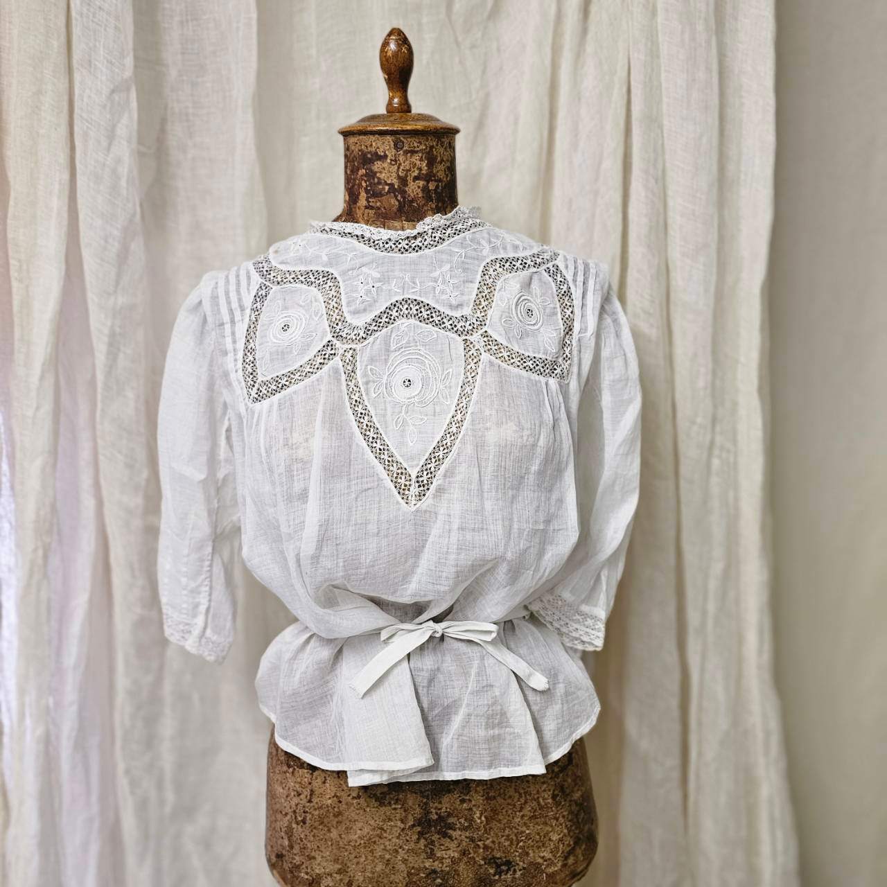 Euro antique(ヨーロッパアンティーク) 20's~handwork made lace and embroidery long sleeve blouse ハンドレースと刺繍のアンティークブラウス S~M程度 ホワイト