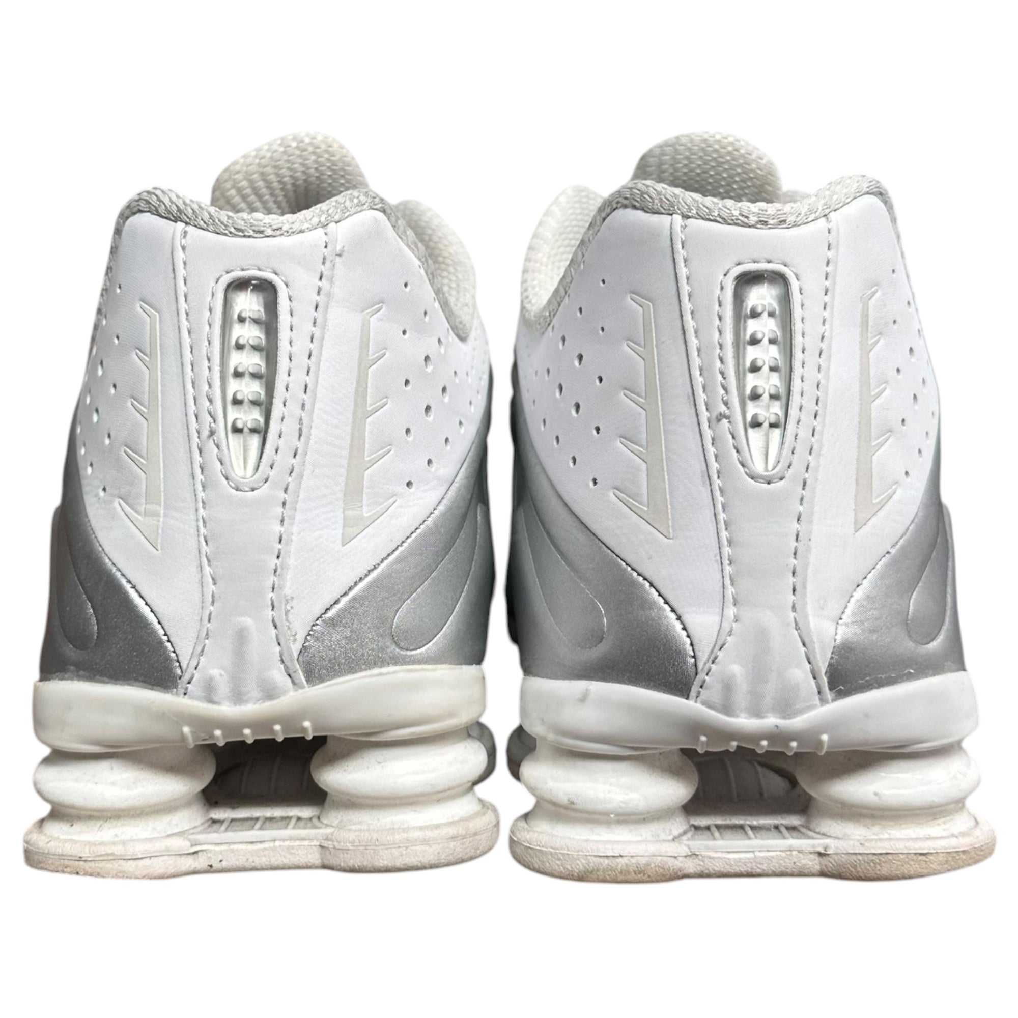NIKE(ナイキ) SHOX R4 WHITE/METALLIC SILVER-WHITE ショックス HQ1988-101 28.5 ホワイト×メタリックシルバー スニーカー