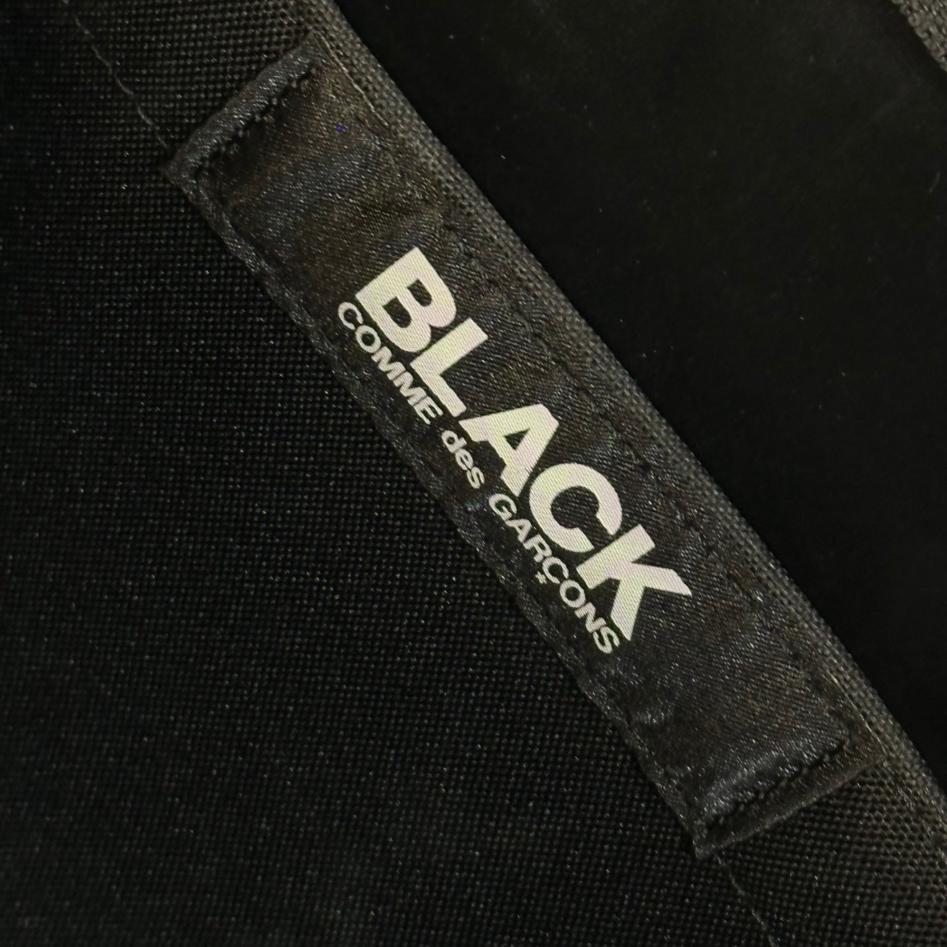 BLACK COMME des GARCONS(ブラックコムデギャルソン) Logo Shoulder Bag ロゴ ショルダー バッグ 1N-K 202 ブラック ワンショルダー