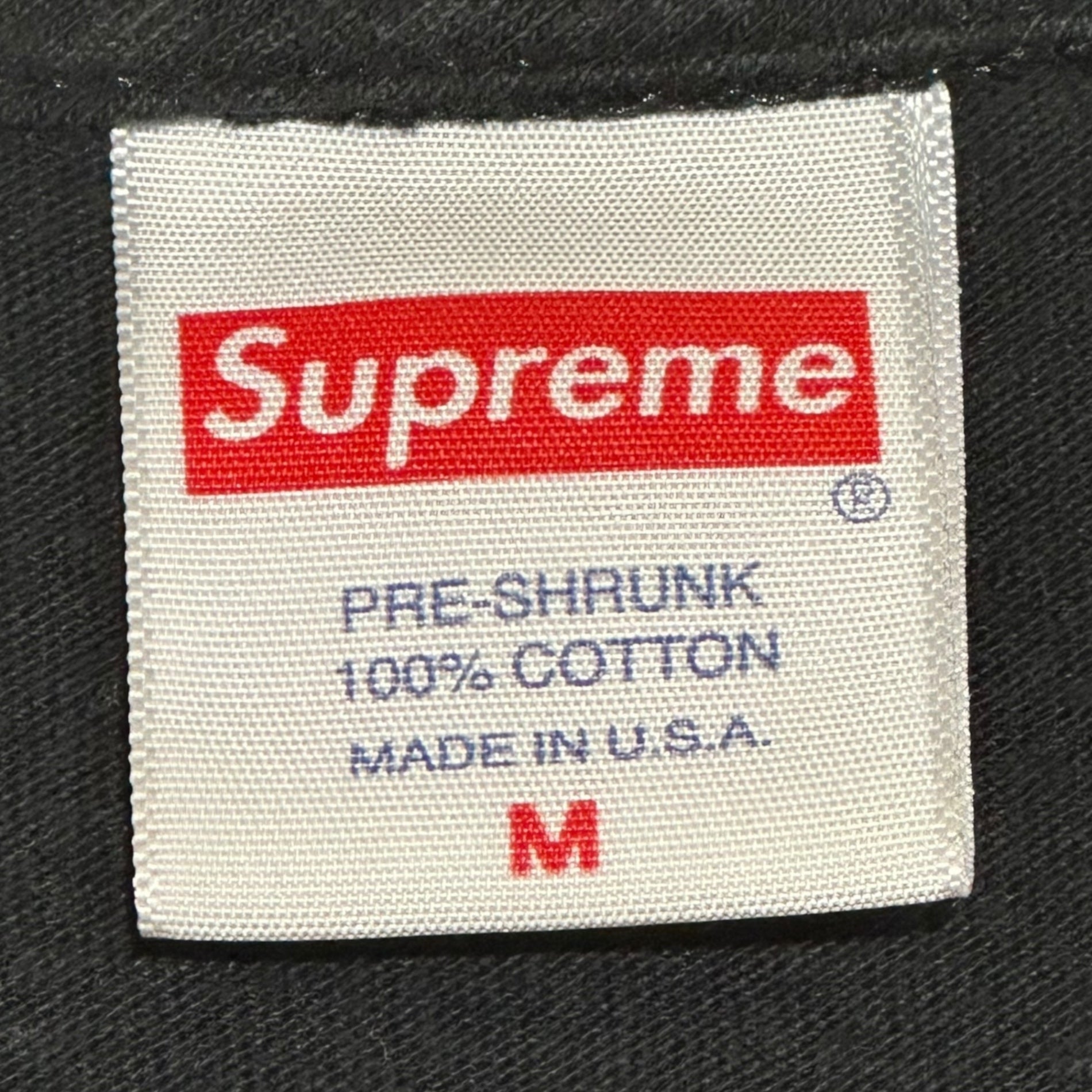 SUPREME(シュプリーム) 22SS All Over Tee ”世界に有名な” ロゴ プリント Tシャツ M ブラック