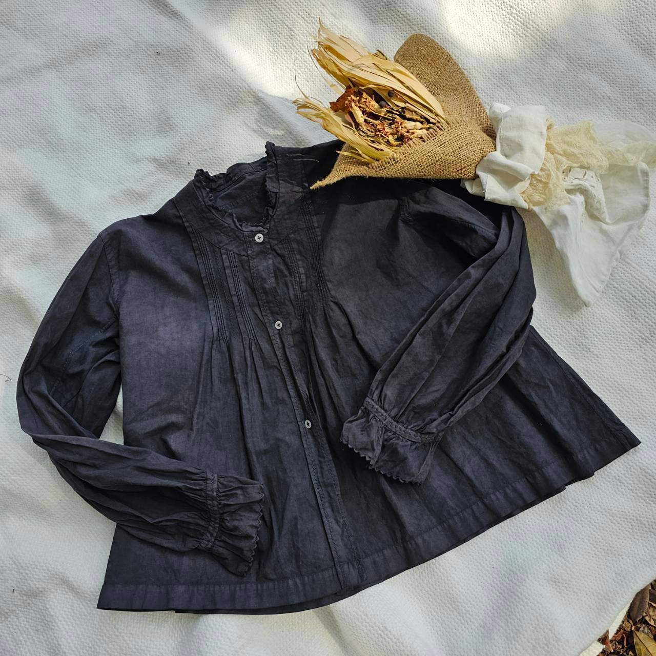 Euro antique(ヨーロッパアンティーク) 10-20's pin tucks frilled small collar white cotton blouse ちいさなレース襟のピンタックコットン長袖ブラウス 表記無し(Lサイズ程度)