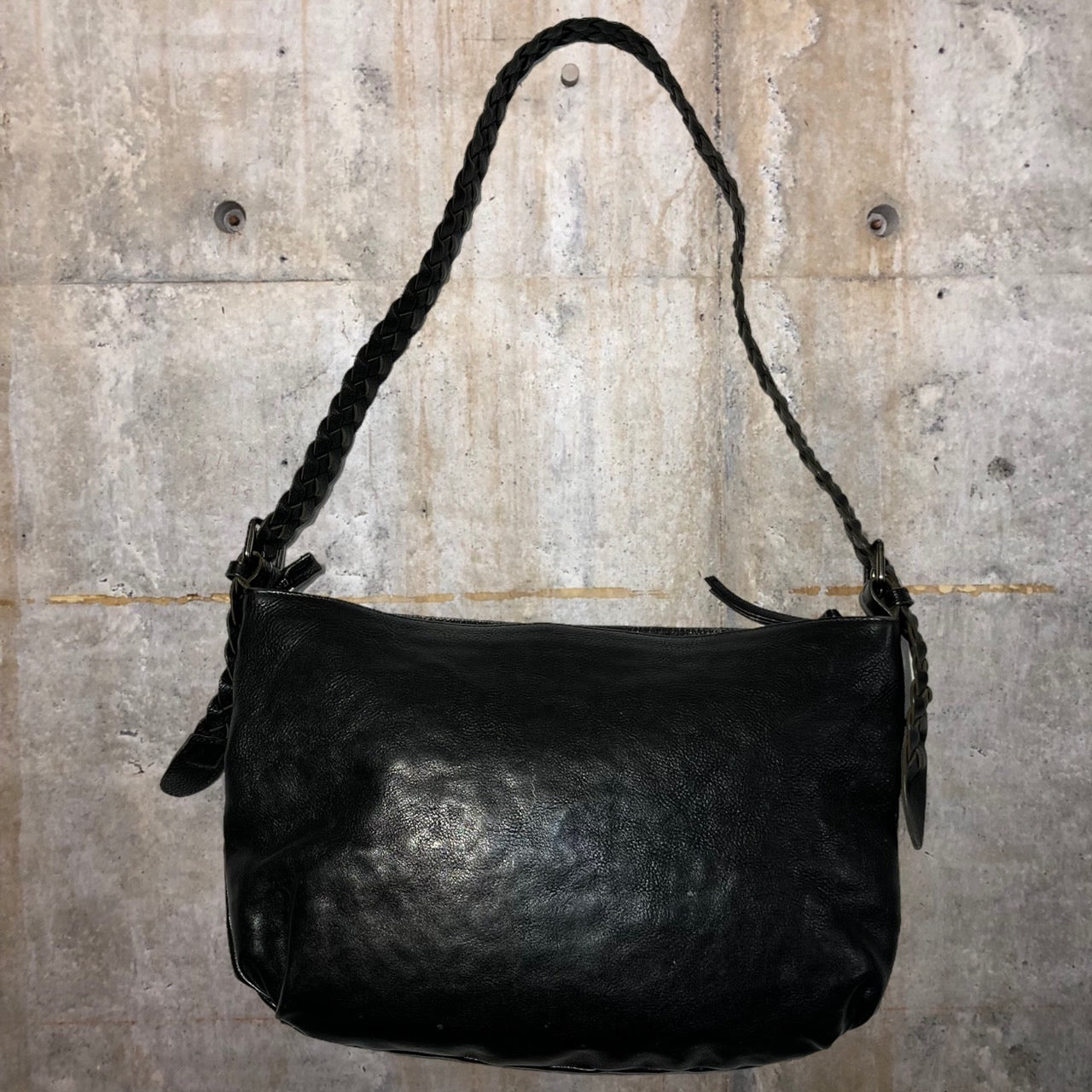 Vivienne Westwood(ヴィヴィアンウエストウッド) orb studs leather shoulder bag/オーブスタッズレザーショルダーバッグ ブラック