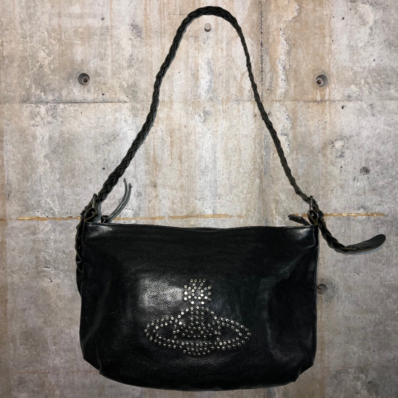 Vivienne Westwood(ヴィヴィアンウエストウッド) orb studs leather shoulder bag/オーブスタッズレザーショルダーバッグ ブラック
