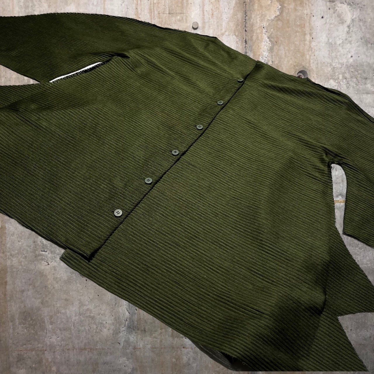 me ISSEY MIYAKE(ミーイッセイミヤケ) A-POCプリーツオーバーシャツ/変形シャツ/カーディガン MI61KO499 FREE カーキ