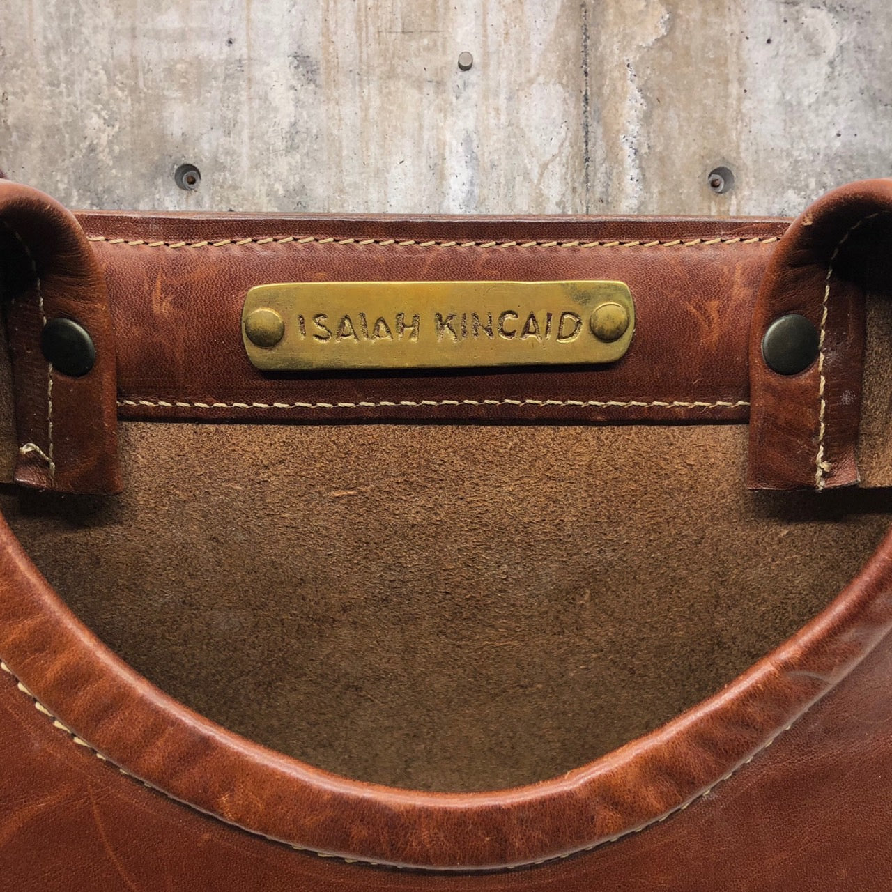 ISAIAH KINCAID(イザヤキンケイド) ヴィンテージ真鍮バックルレザーショルダーバッグ ブラウン イタリア製 厚革