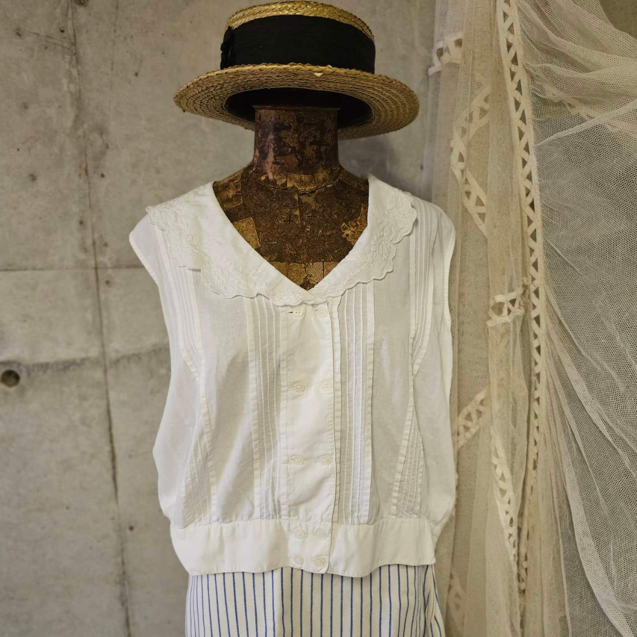 Euro vintage(ヨーロッパヴィンテージ) 70's~embroidered big collar V-neck sleeveless white cotton blouse 大きな刺繍襟のホワイトコットンブラウス ベスト 3(M~L程度) / 微細なシミ有 ホワイト