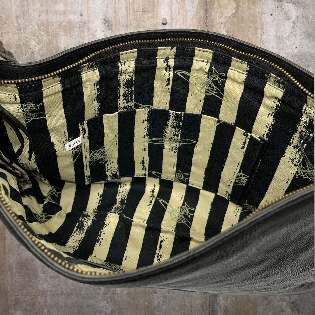 Vivienne Westwood(ヴィヴィアンウエストウッド) orb studs leather shoulder bag/オーブスタッズレザーショルダーバッグ ブラック