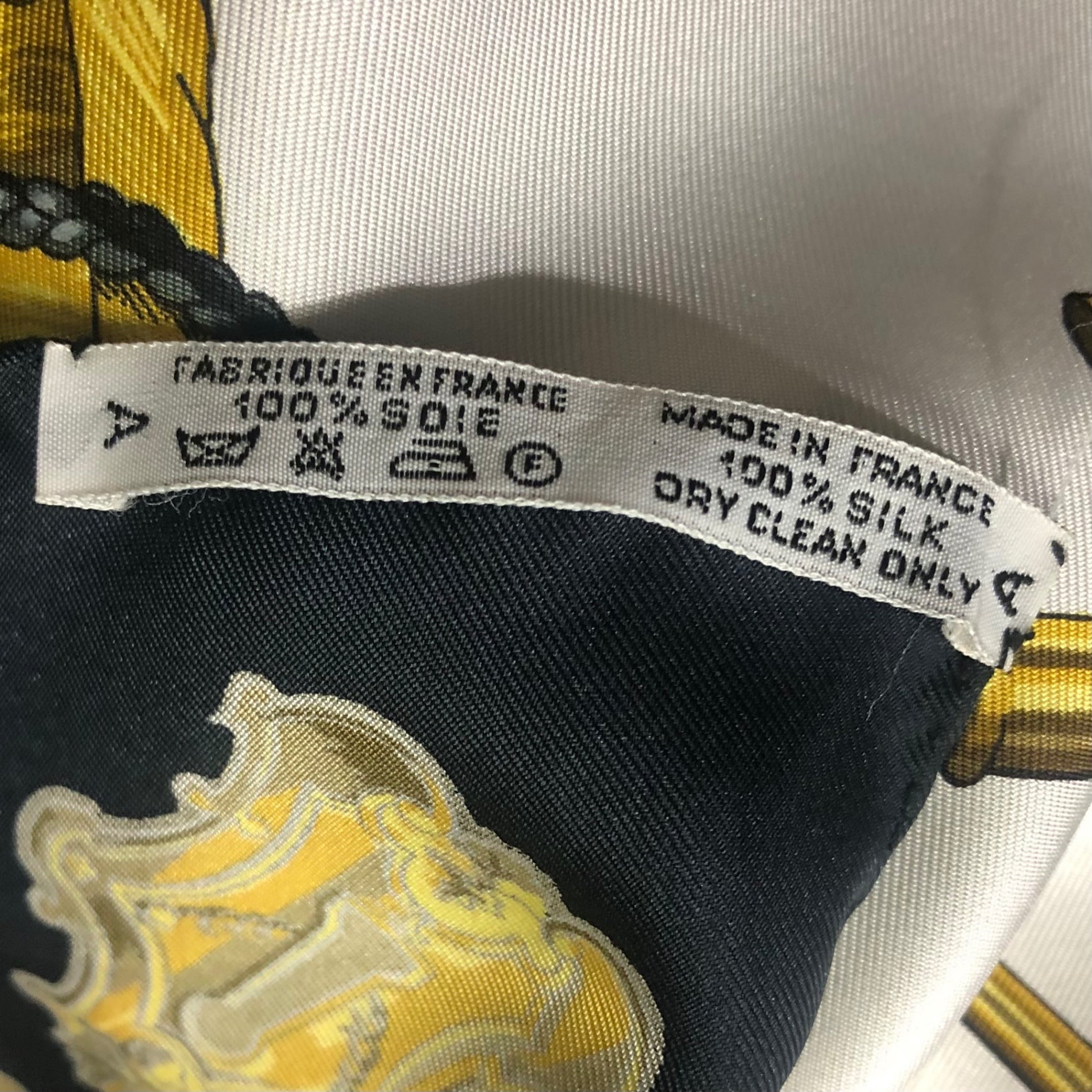 HERMES(エルメス) Carres 90 ”LES CLES THE KEYS RARE” カレ 90 ブラック×ホワイト×ゴールド シルクスカーフ 鍵柄 フランス製 シルク100%