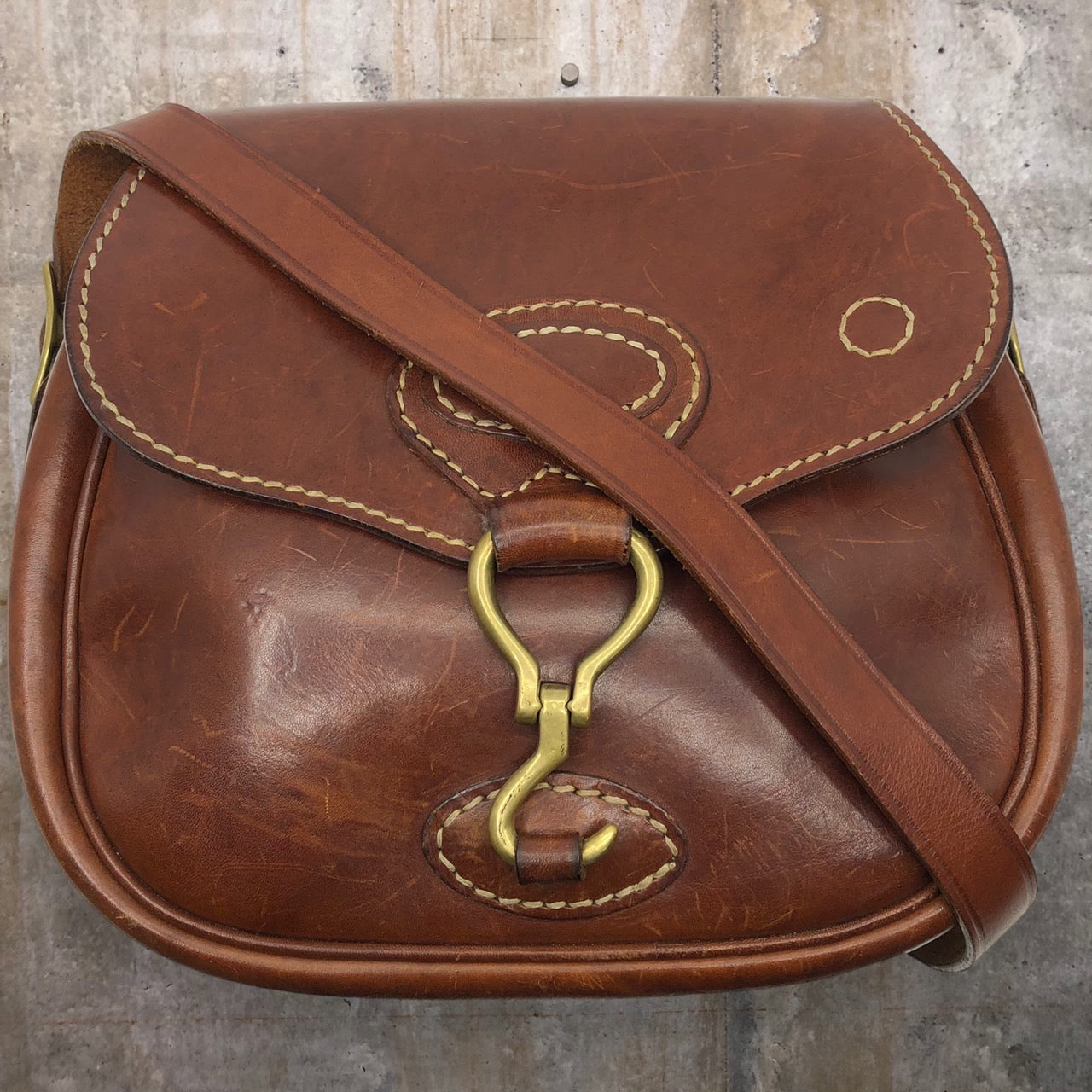ISAIAH KINCAID(イザヤキンケイド) ヴィンテージ真鍮バックルレザーショルダーバッグ ブラウン イタリア製 厚革