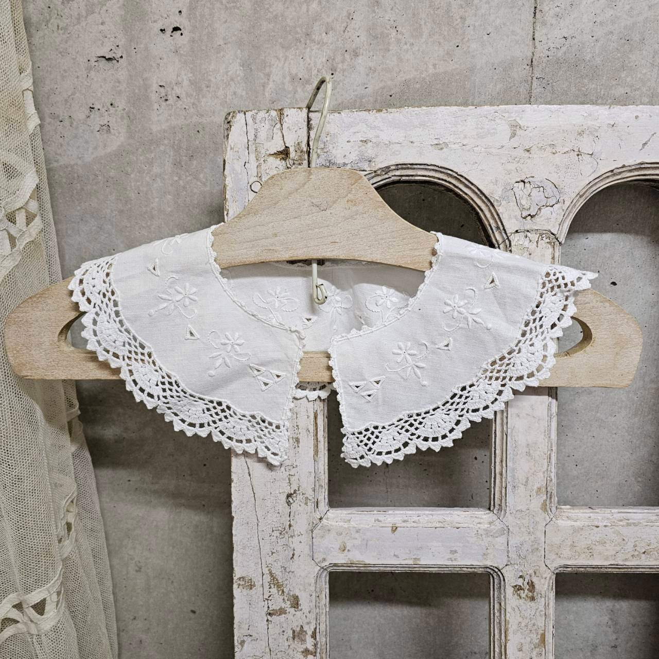 Euro vintage(ヨーロッパヴィンテージ) cottonlinen flower embroidery mini collar コットンリネンの花刺繍入りちいさなつけ襟 未使用に近い ホワイト