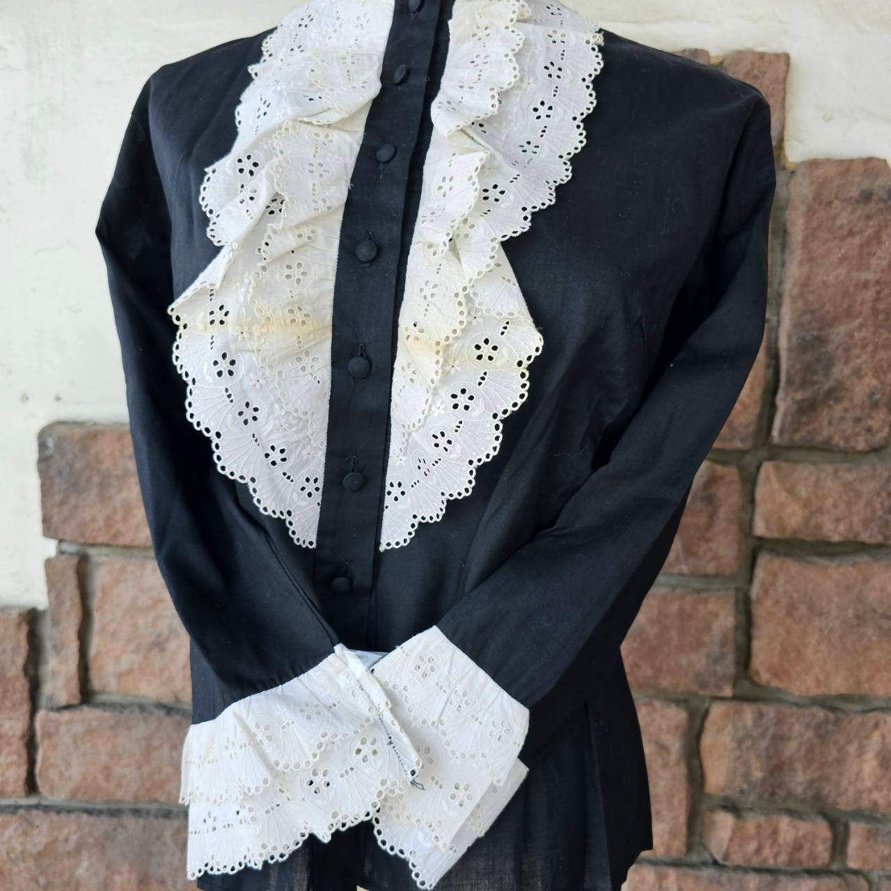 Euro vintage(ヨーロッパヴィンテージ) 60’s~black white cutwork frill lace classic cotton blouse クラシカルなフリルレースの長袖ブラウス M~L程度/シミ有 ホワイト×ブラック