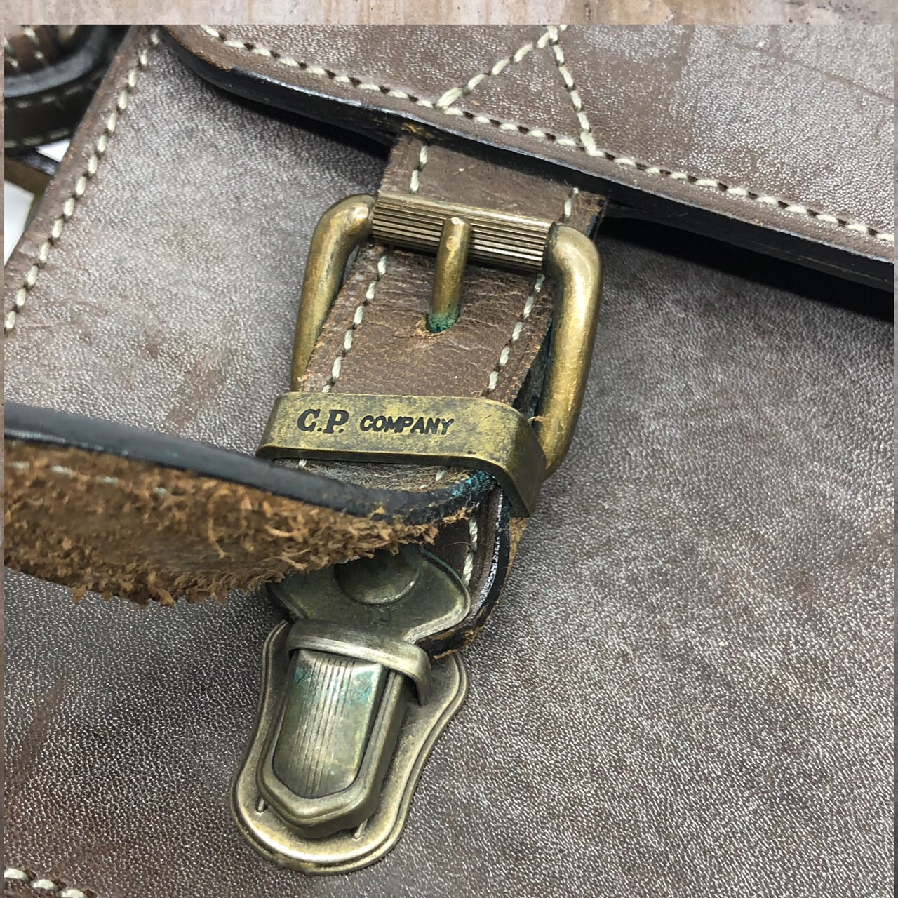 C.P. Company(シー ピー カンパニー) 90'sブライドルレザーショルダーバッグ ブラウン