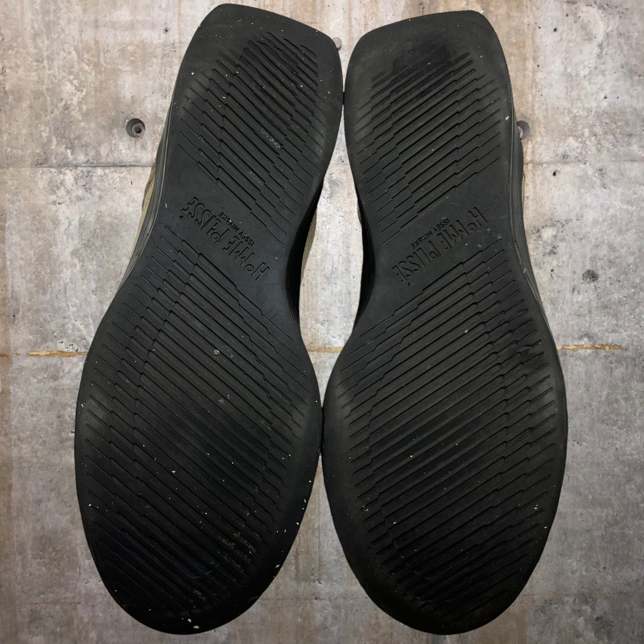 HOMME PLISSE ISSEY MIYAKE(オムプリッセイッセイミヤケ) サイドプリーツスリッポン HP01AJ518 26 カーキ