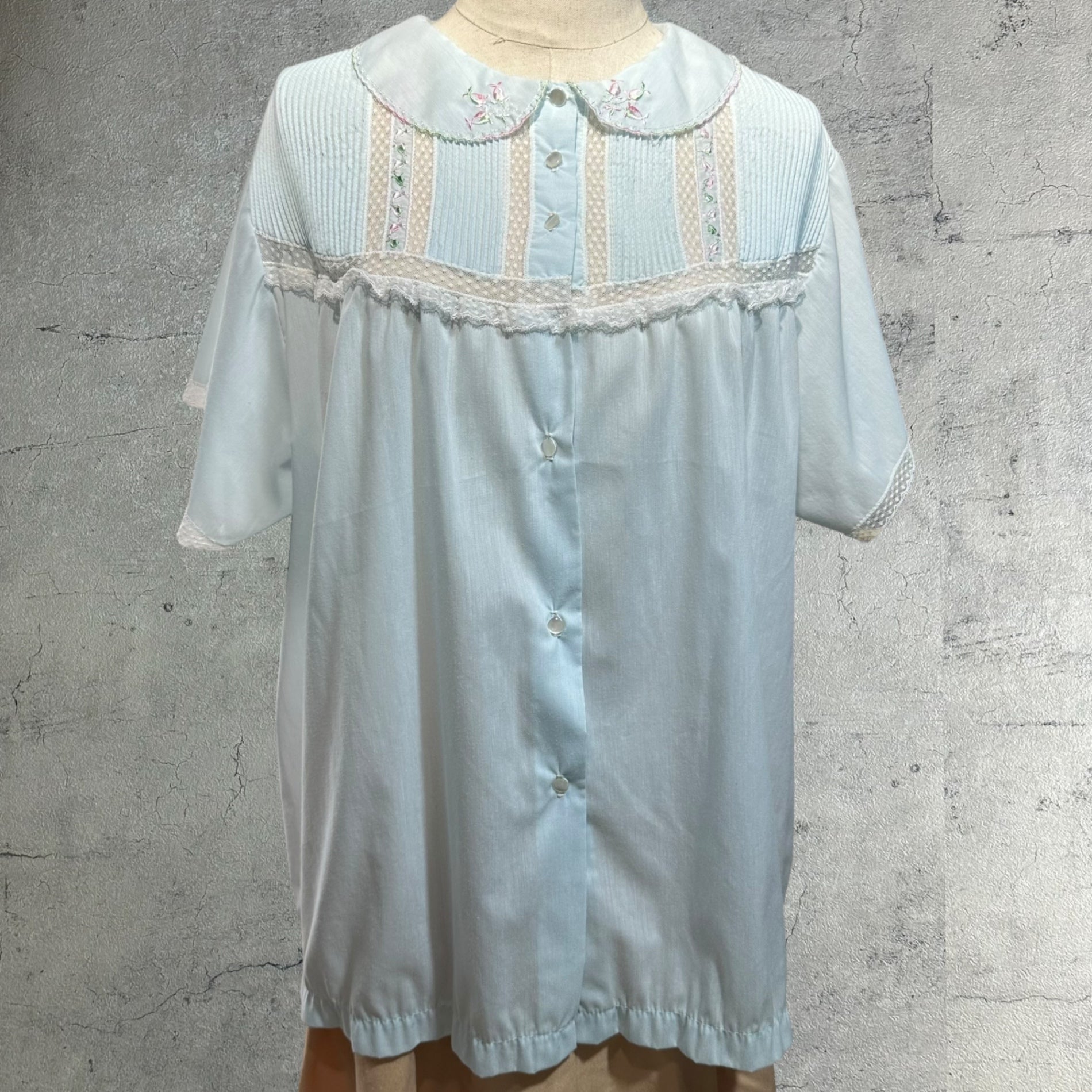 VINTAGE(ヴィンテージ) 70's round collar flower embroidery short sleeve blouse 丸襟 花刺繍 半袖 ブラウス ライトブルー