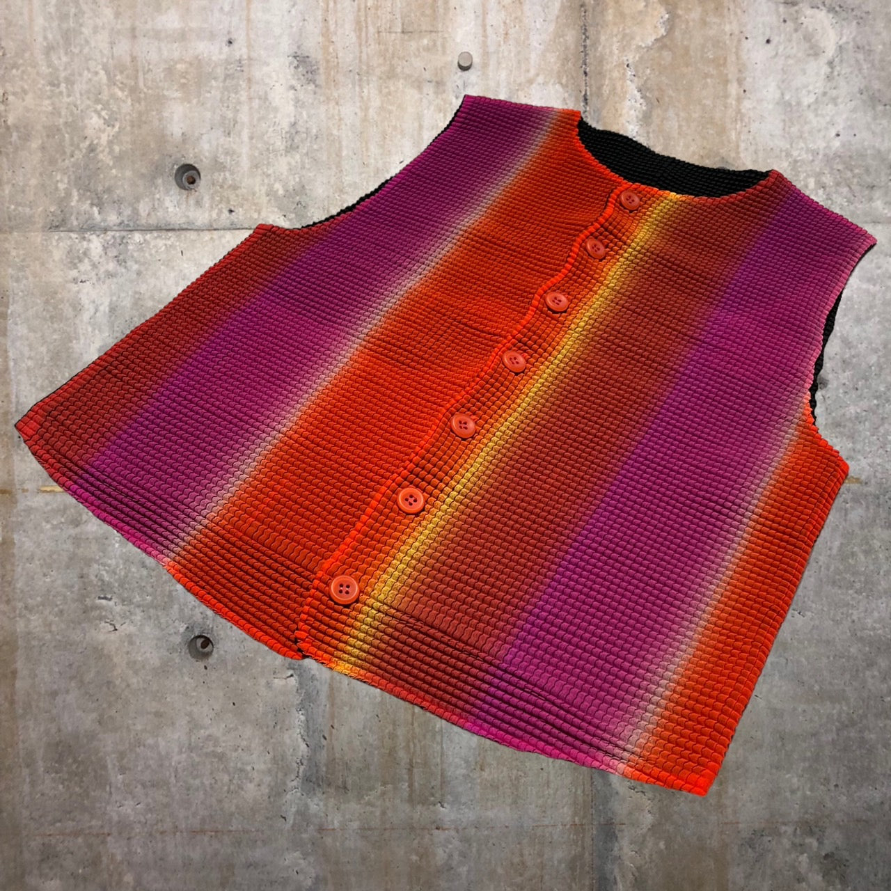 ISSEY MIYAKE(イッセイミヤケ) 98’sグラデーションプリーツベスト IM84-FE650 M オレンジ×ピンク