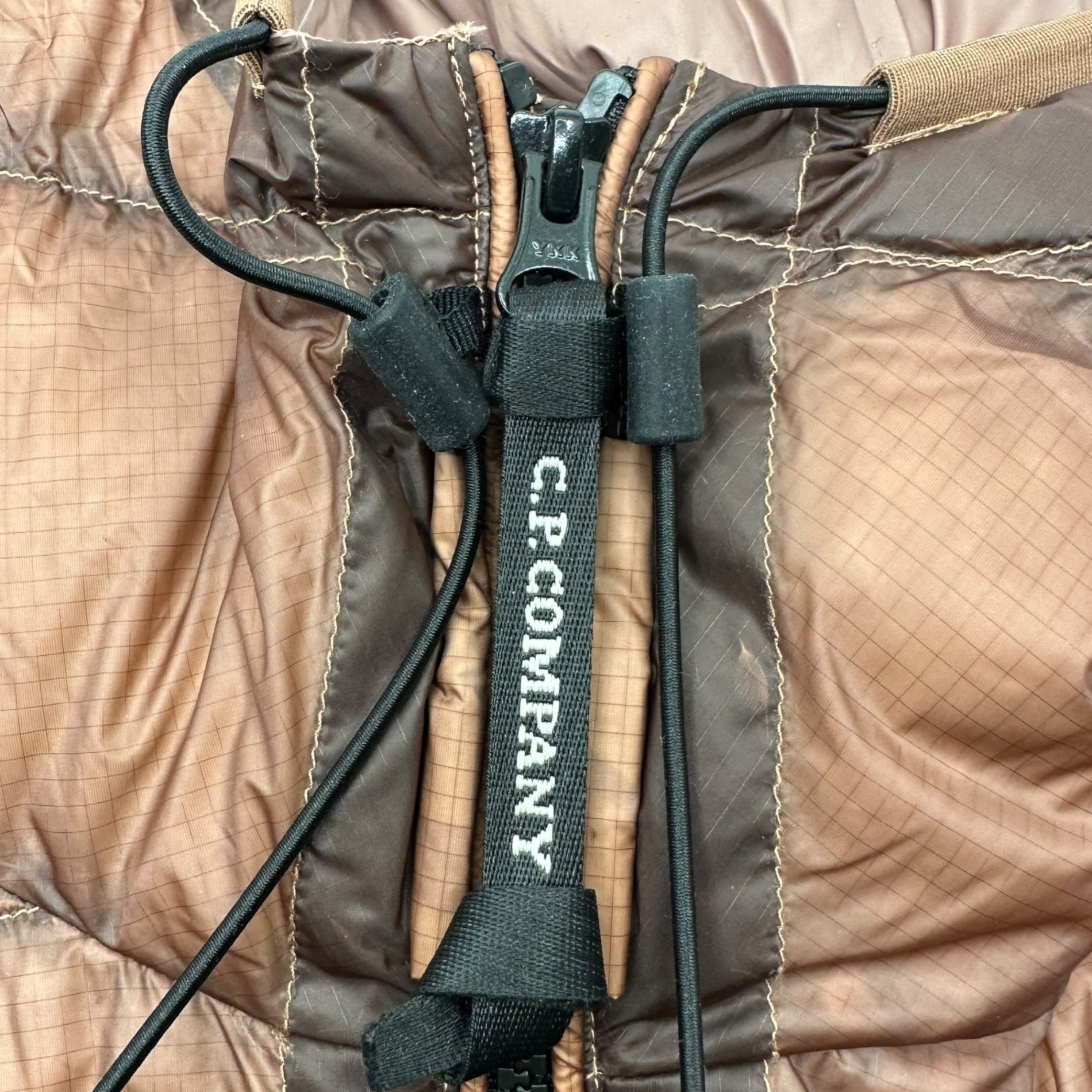 C.P.COMPANY(シーピーカンパニー) D.D.SHELL GOGGLE DOWN VEST ゴーグル ダウン ベスト 15CMOW171A006099A 54(XXL程度) ブラウン